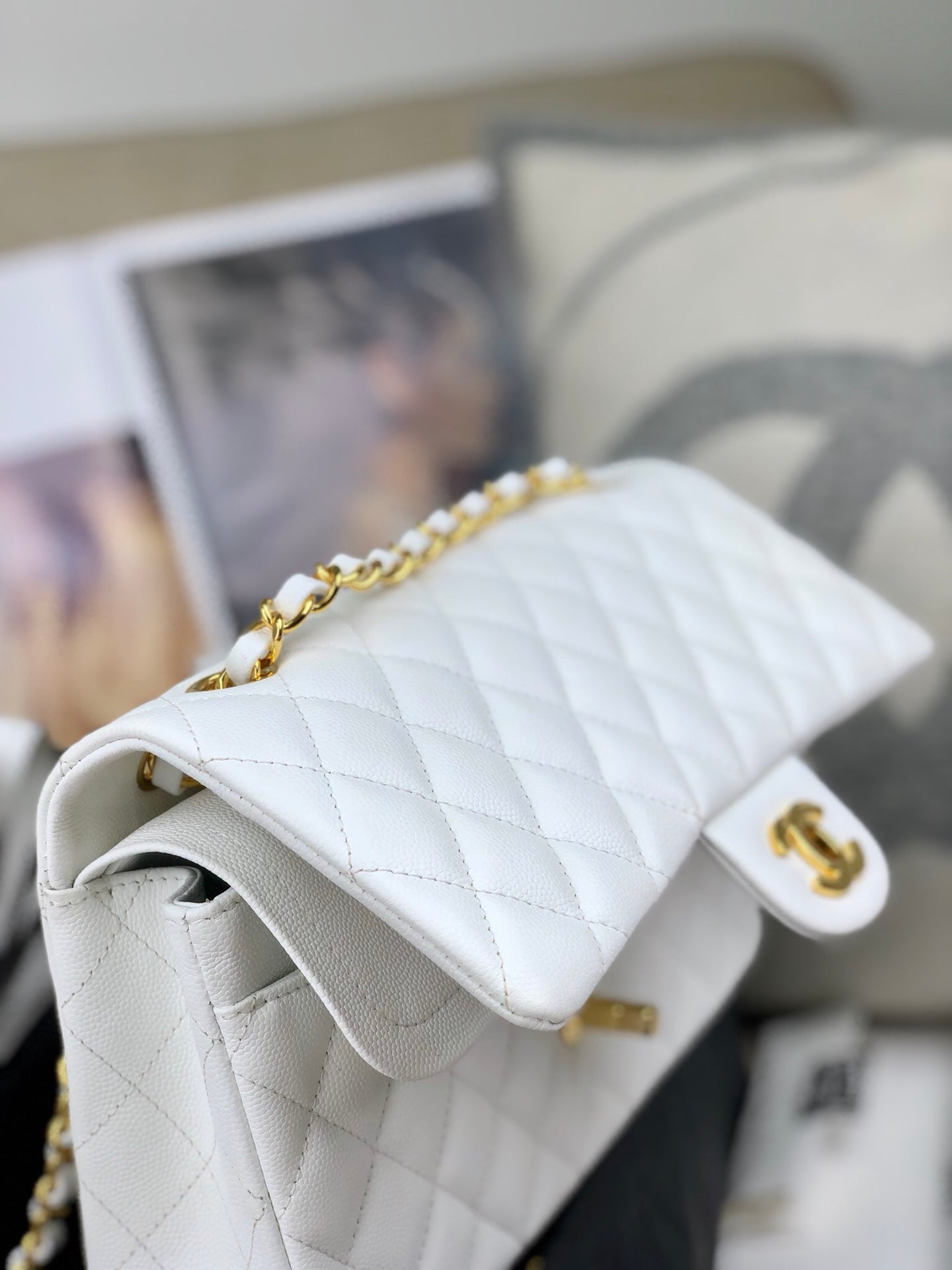 [TOP] CHANEL Classic Flap Bag Caviar Medium 25.5cm – White & GHW