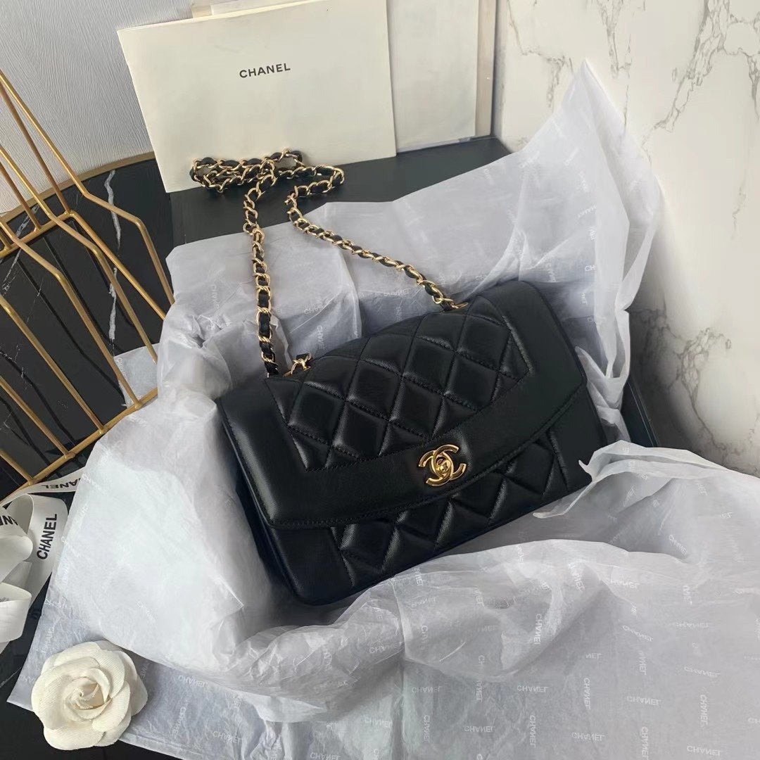 [TOP] CHANEL Diana Small Flap Bag - Black & GHW