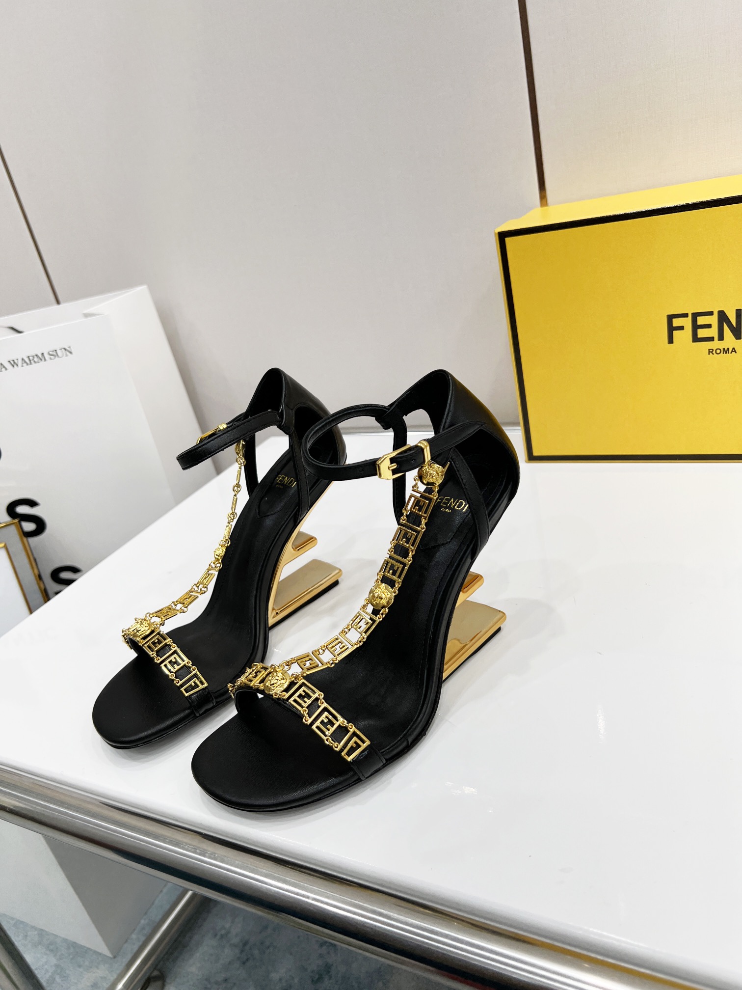 [TOP] FENDI First High Heel - Black