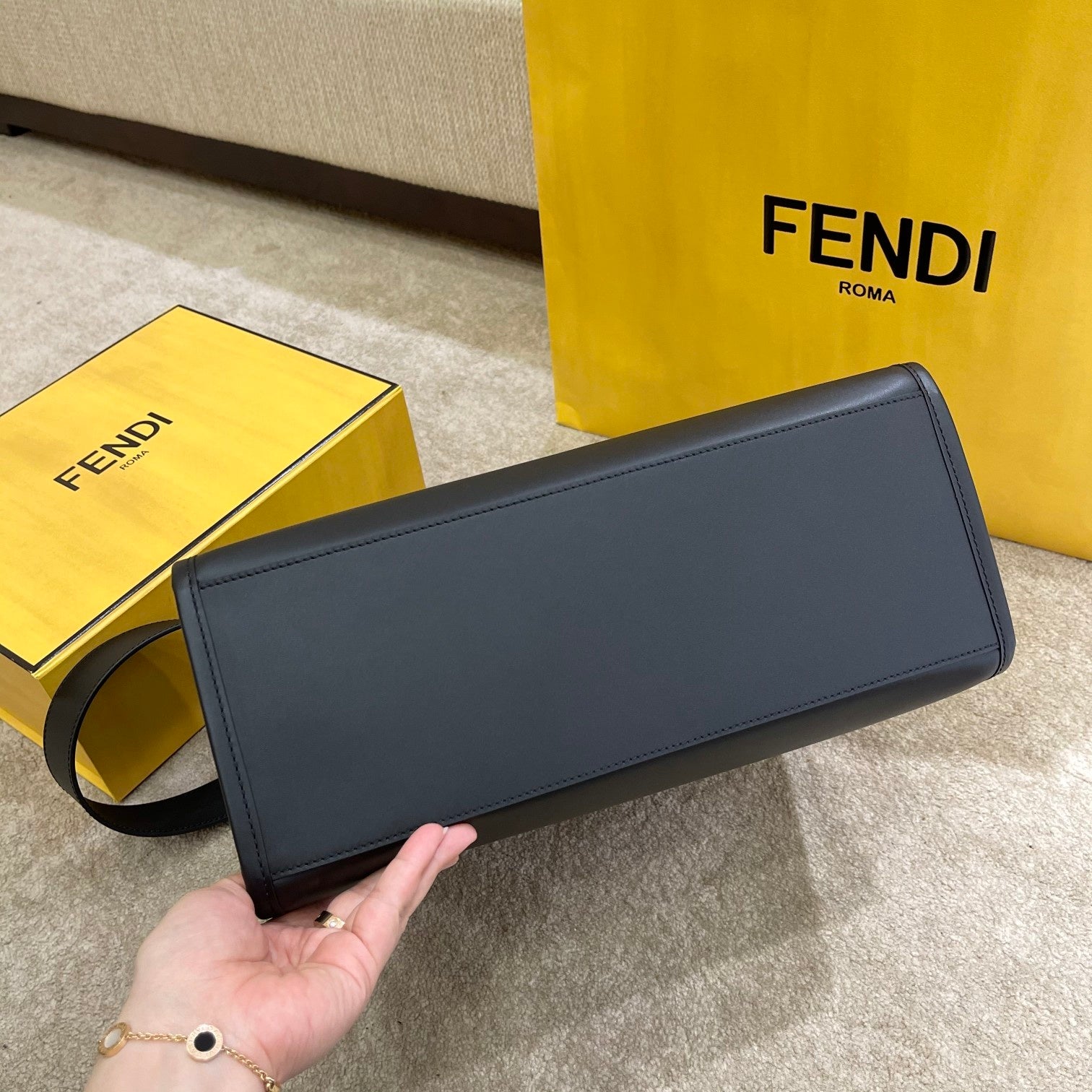 [TOP] FENDI Medium Sunshine Tote - Black