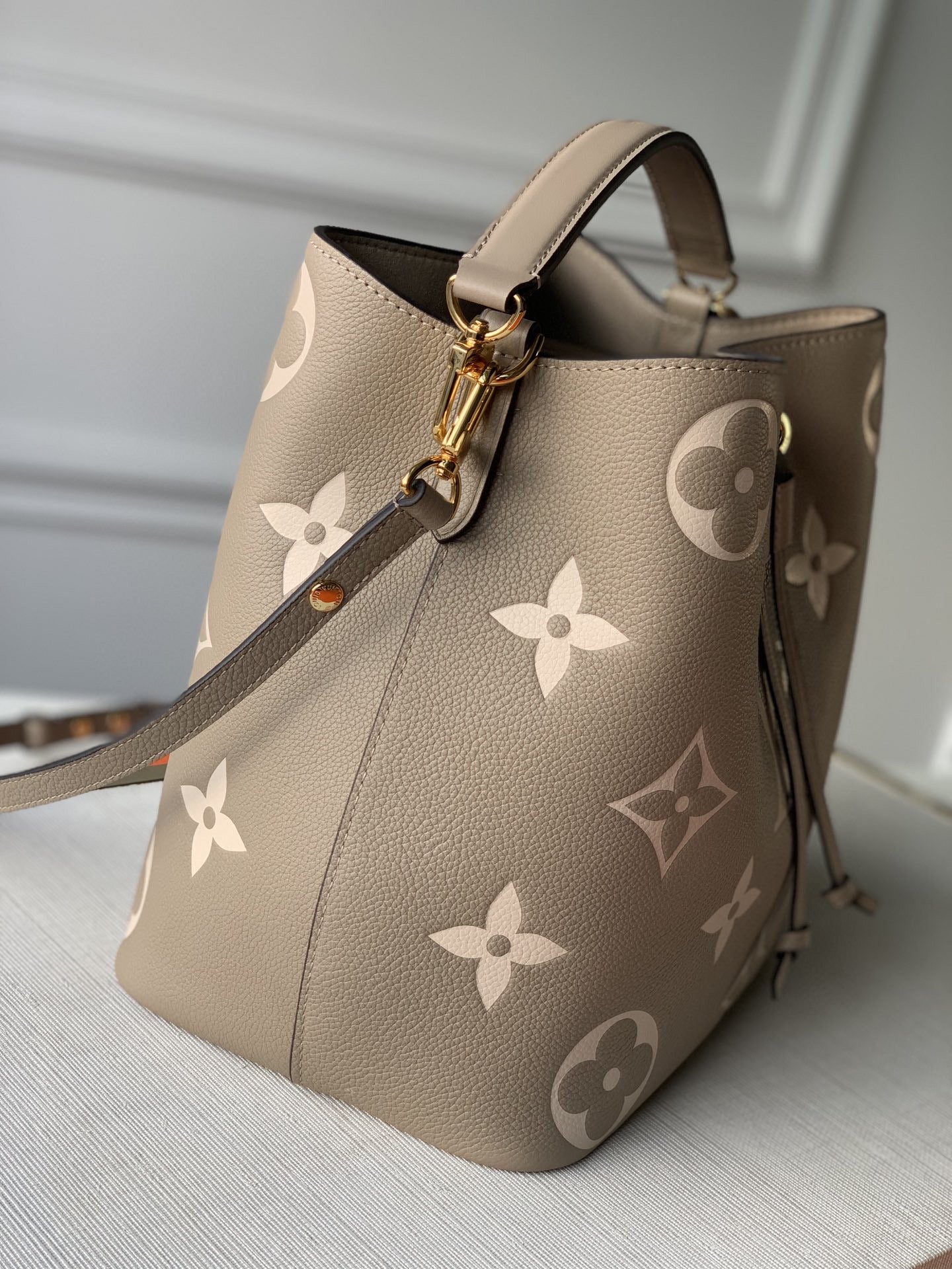 [TOP] Louis Vuitton LV  Monogram Noe MM  27x25x20cm - Tourterelle Creme
