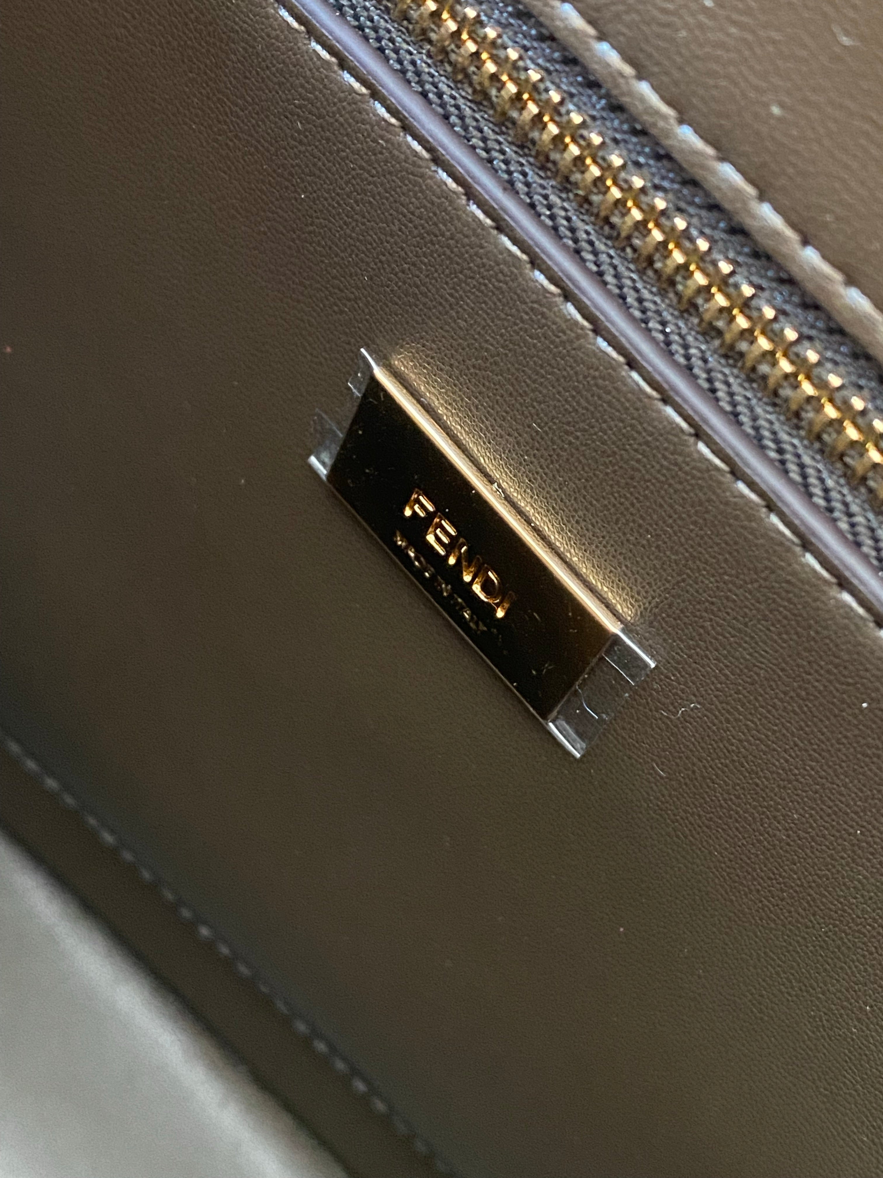 [TOP] FENDI FENDI Peekaboo Essentially - Black