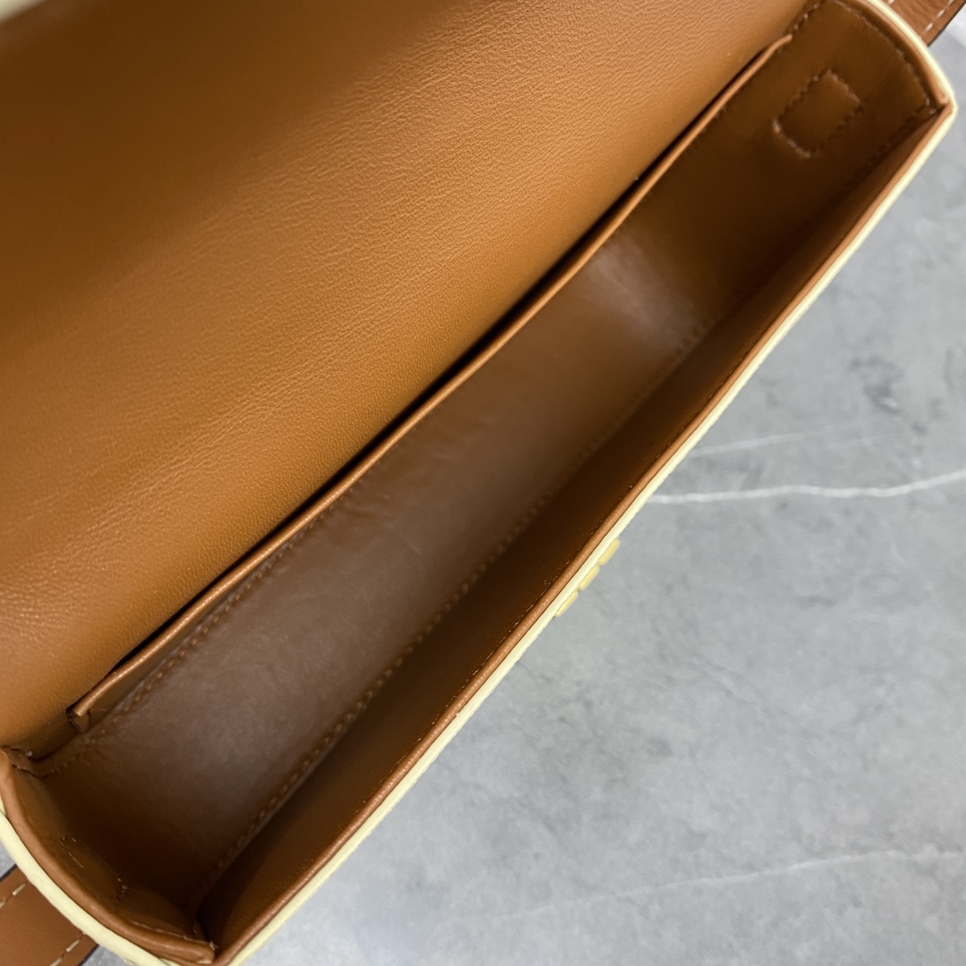 [TOP] CELINE Triomphe Canvas Bag 20-10-4 - White