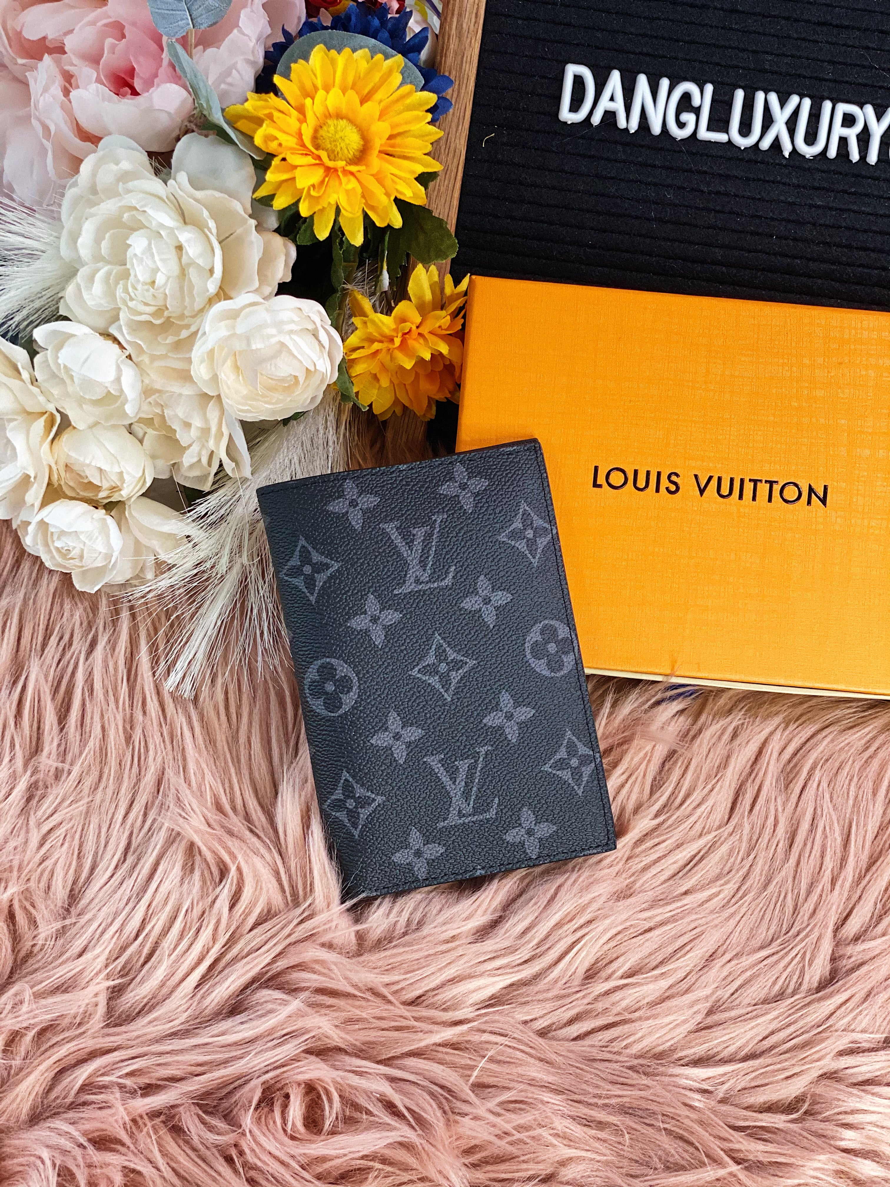 [TOP] Louis Vuitton LV Monogram Passport Holder - Black