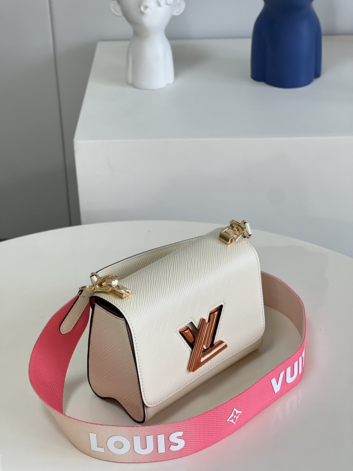 [TOP] Louis Vuitton LV  Epi Twist Bag 23 x 17 x 9.5 cm-White