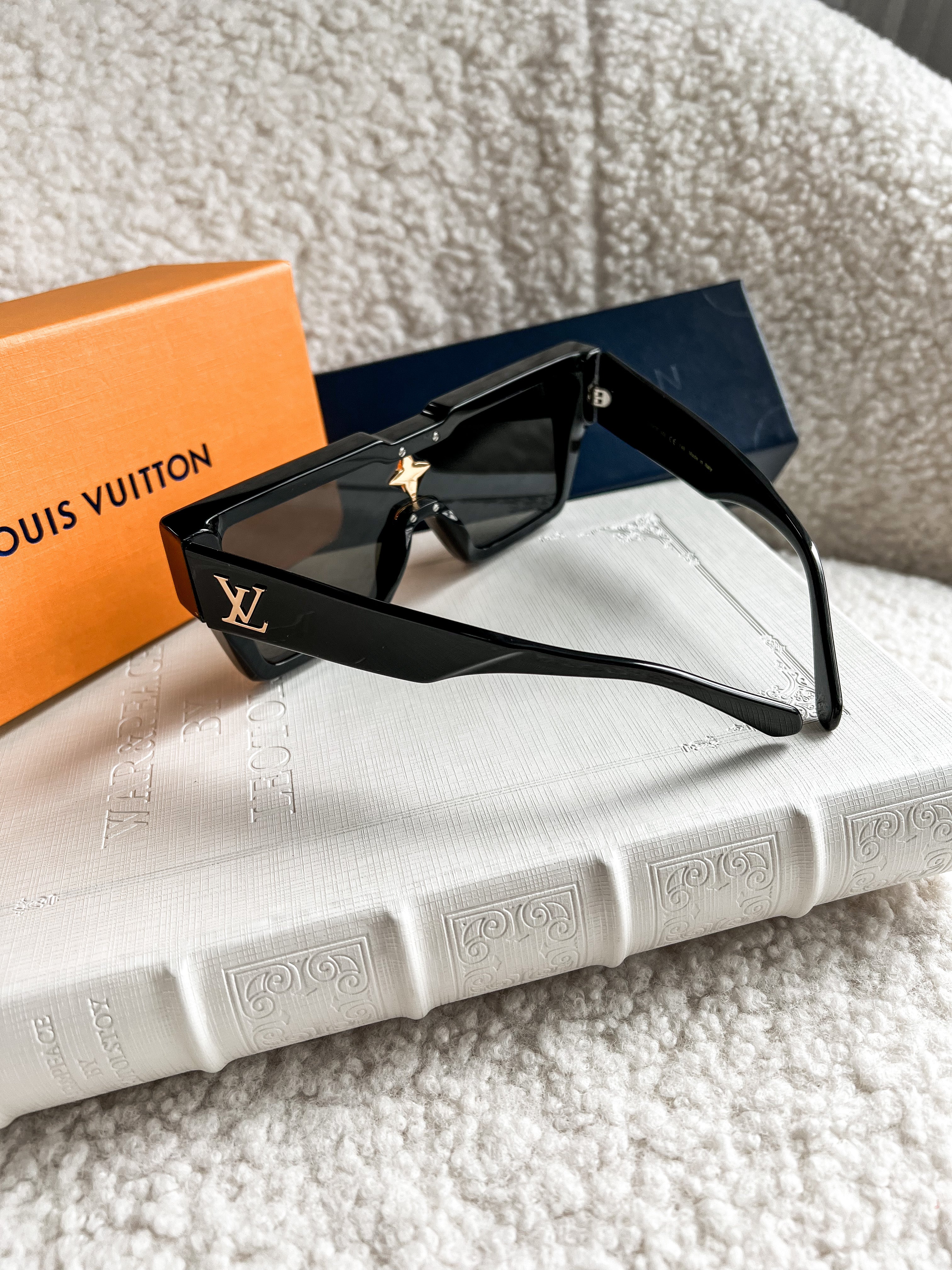 [TOP] Louis Vuitton LV L*V Cyclone Sunglasses -  Black