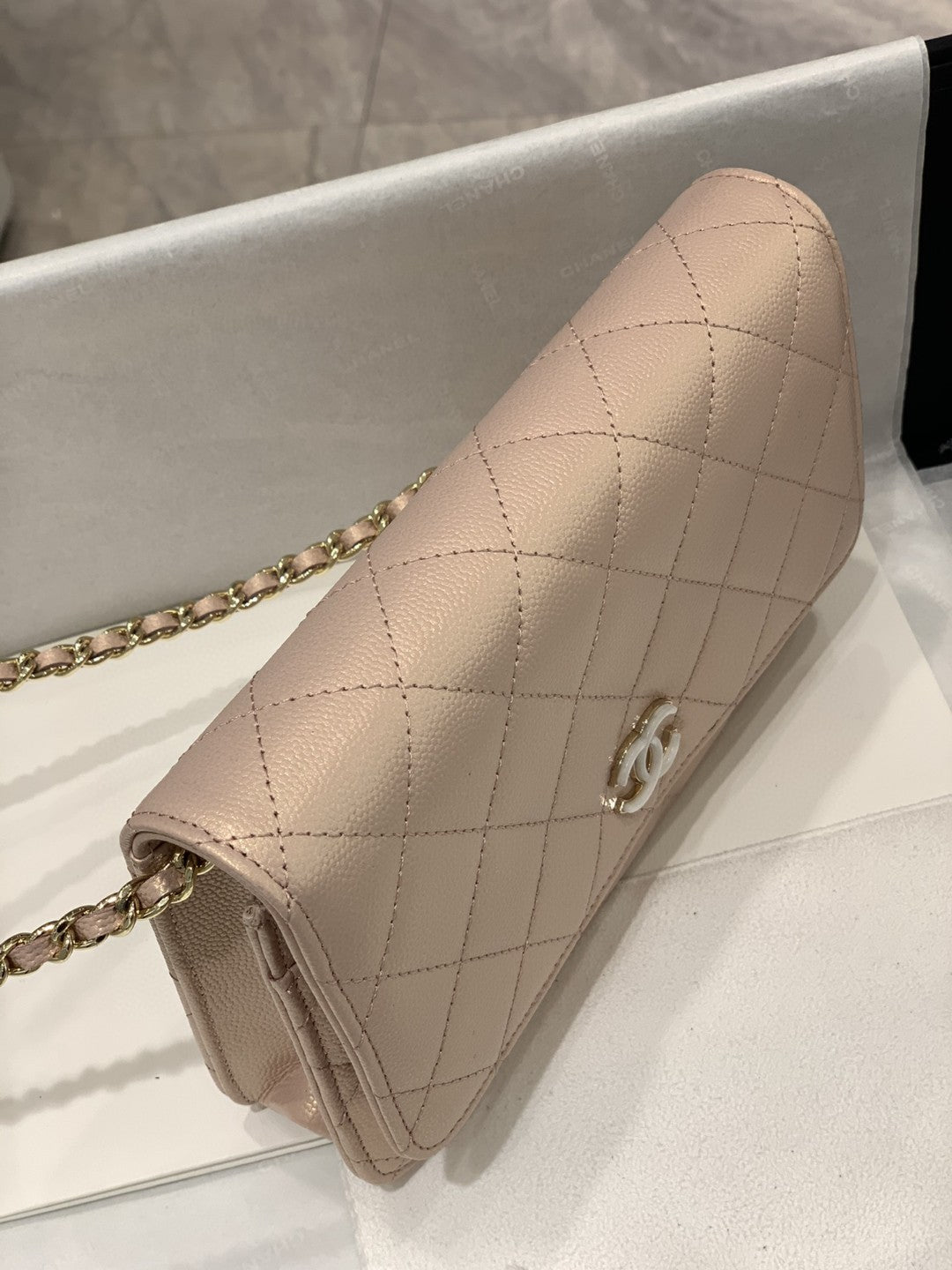 [TOP] CHANEL WOC Pearl Logo- Iridescent Pink