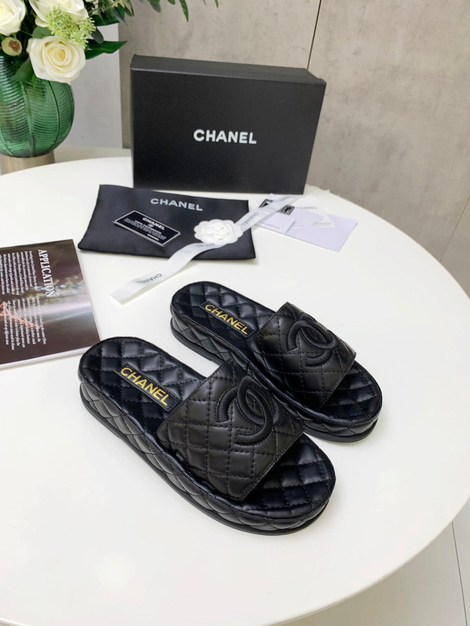 [TOP] CHANEL Quilted Embroidery Double C Slides - Black