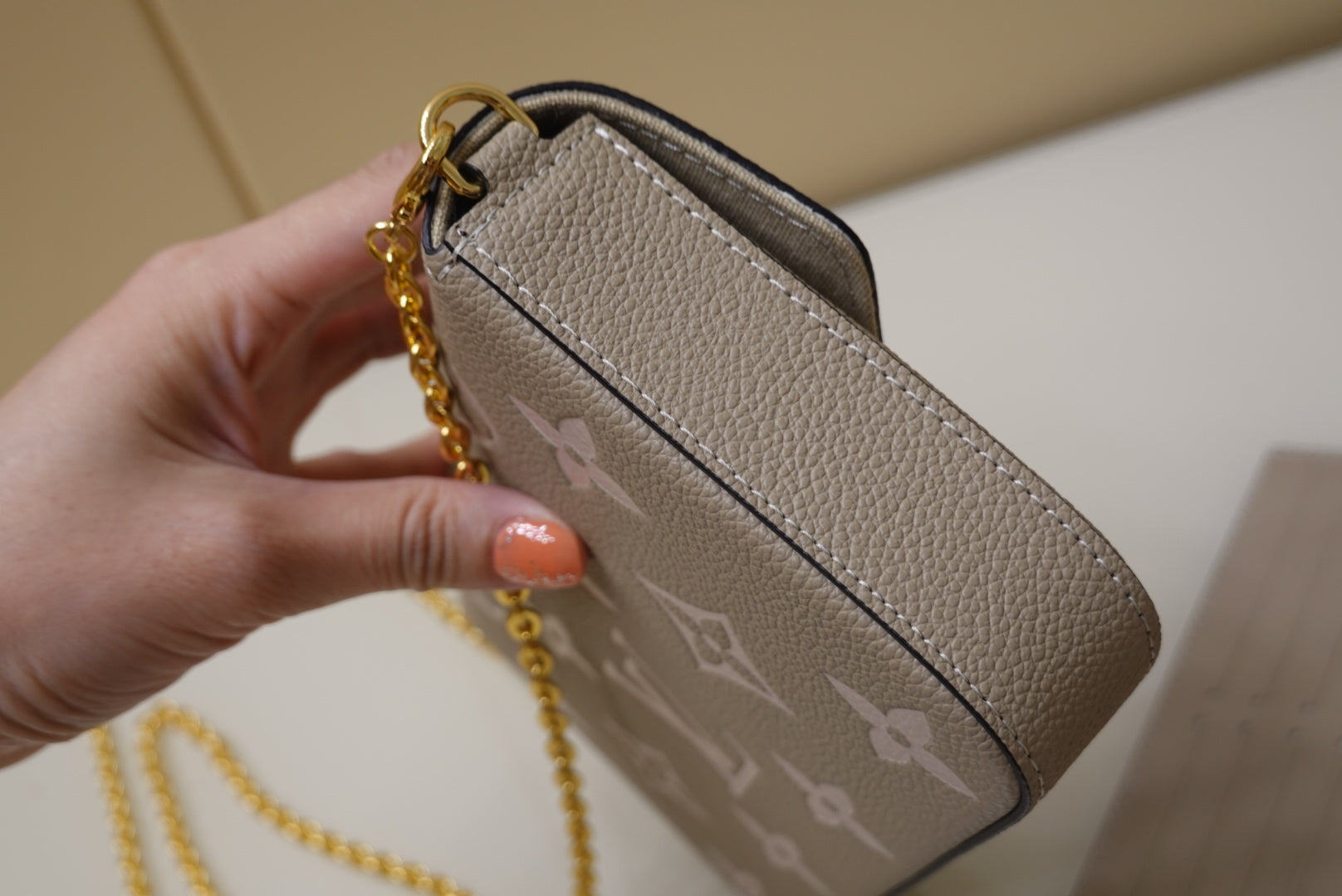 [TOP] Louis Vuitton LV L*V Felicie 2 Tone Bag 21X12X3cm - Cream