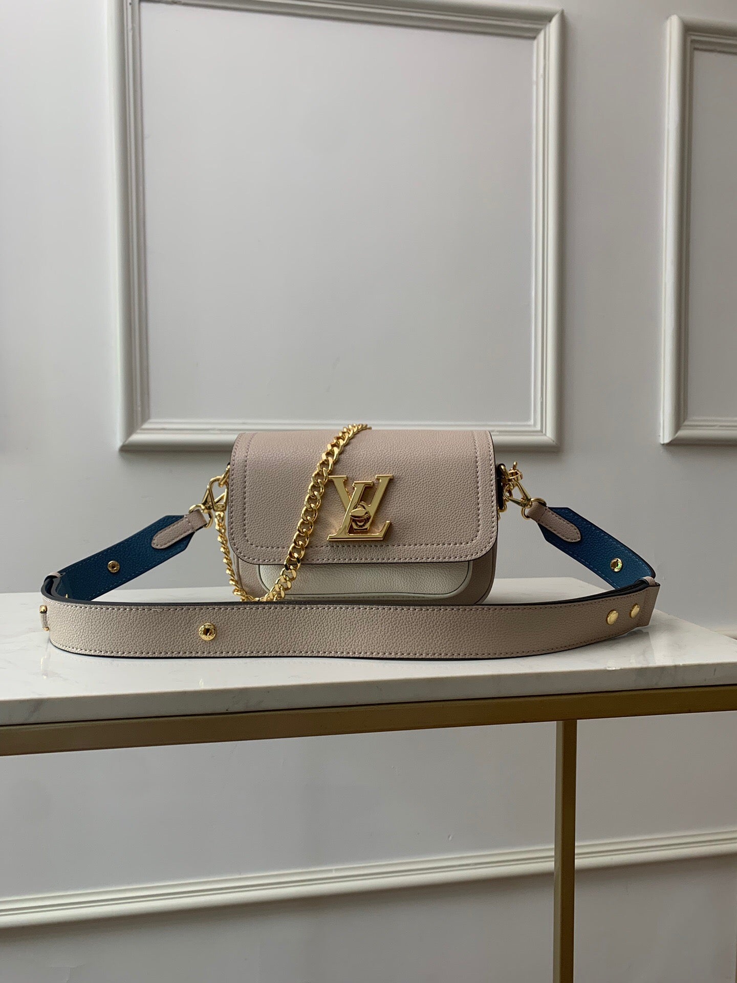 [TOP] Louis Vuitton LV  Lockme Tender Bag 19x13x8CM- Cream