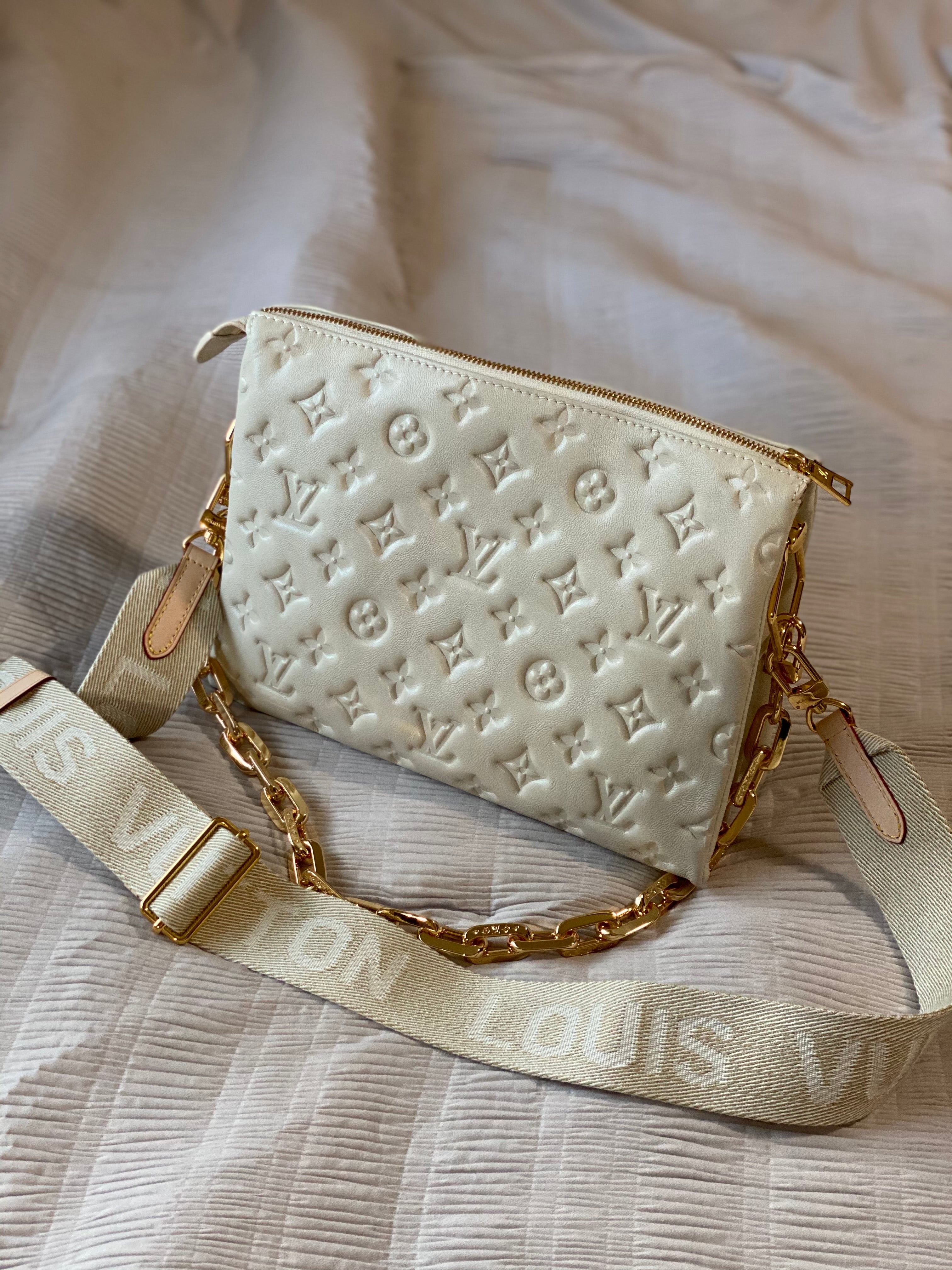 [TOP] Louis Vuitton LV Coussin 26x20x12cm - Cream