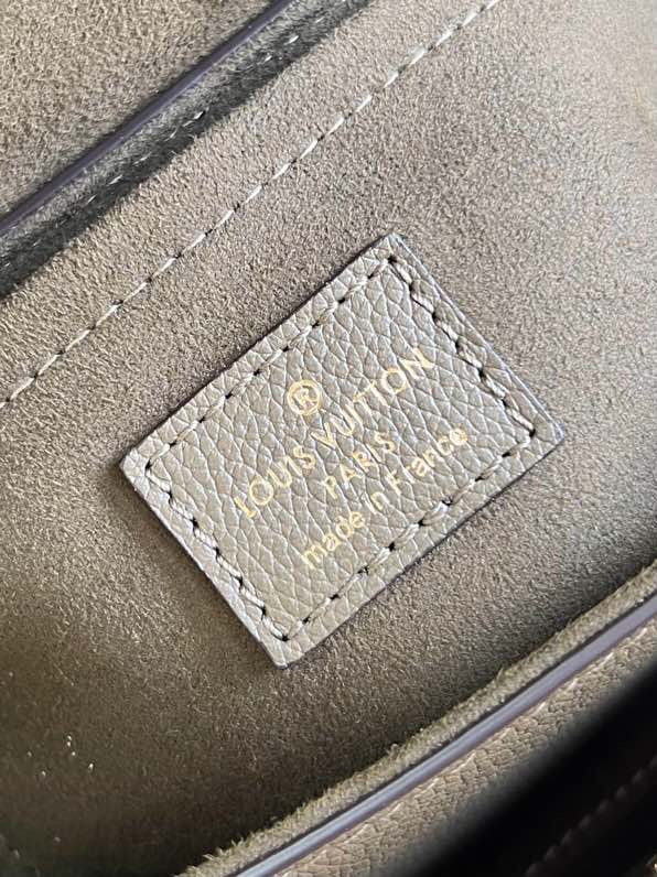 [TOP] Louis Vuitton LV L*V Lock Me Tender 13 x 8 x 19 cm- Khaki