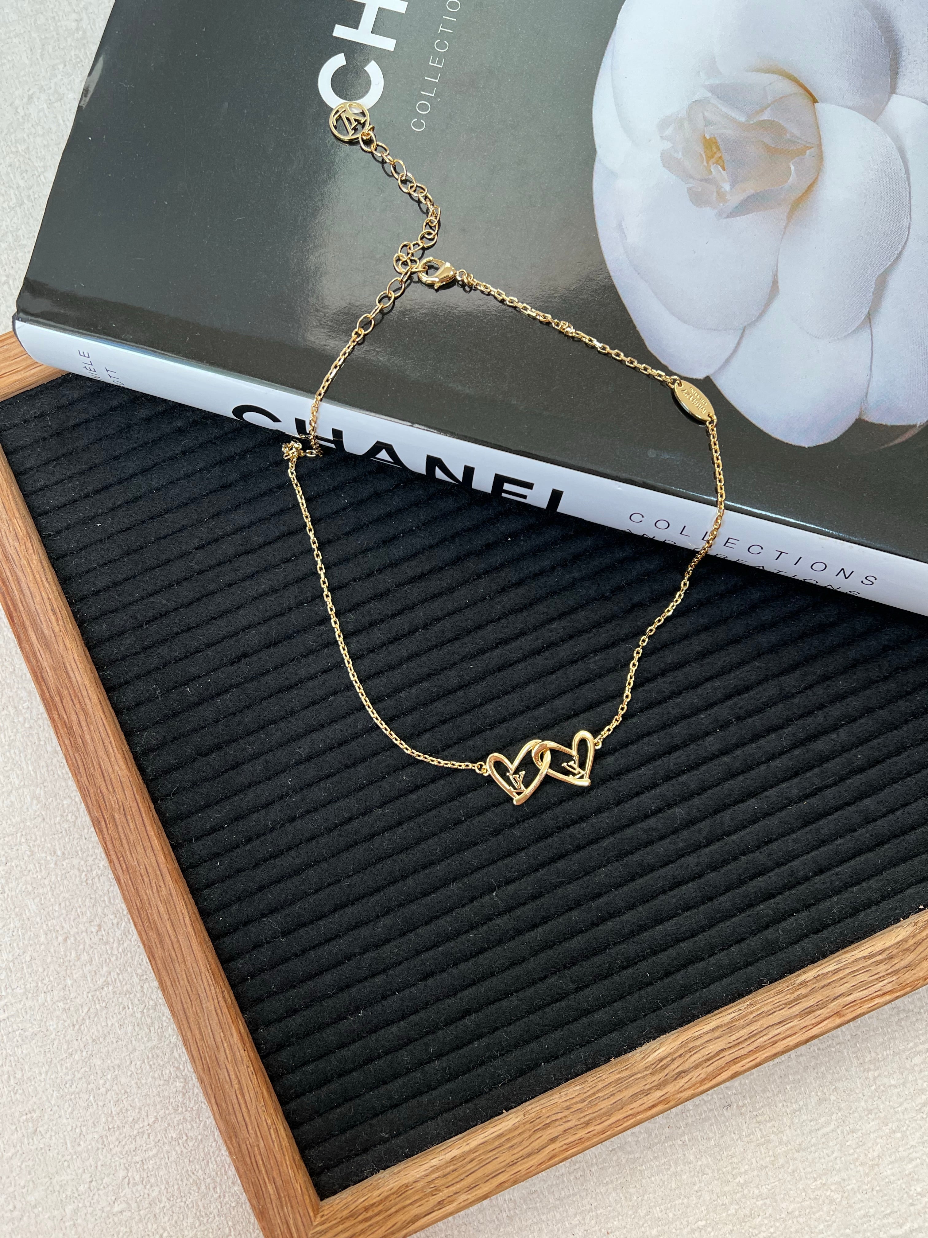 [TOP] Louis Vuitton Heart Earrings & Necklace - Gold