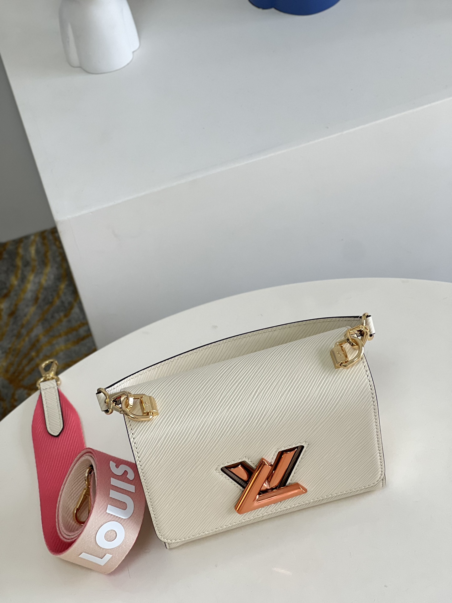[TOP] Louis Vuitton LV  Epi Twist Bag 23 x 17 x 9.5 cm-White