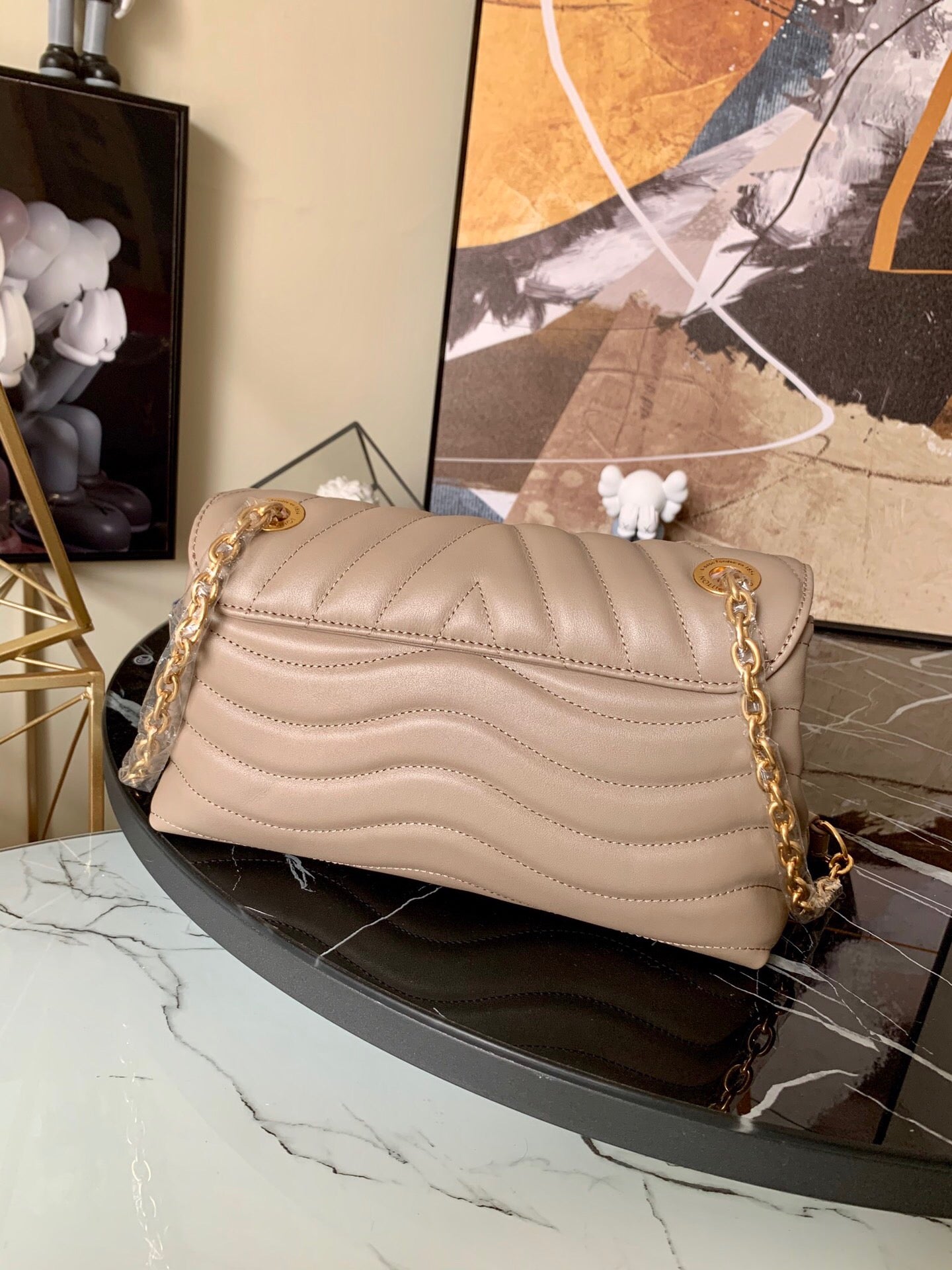 [TOP] Louis Vuitton LV £V New Wave Chain Bag 24×14×9CM- Beige