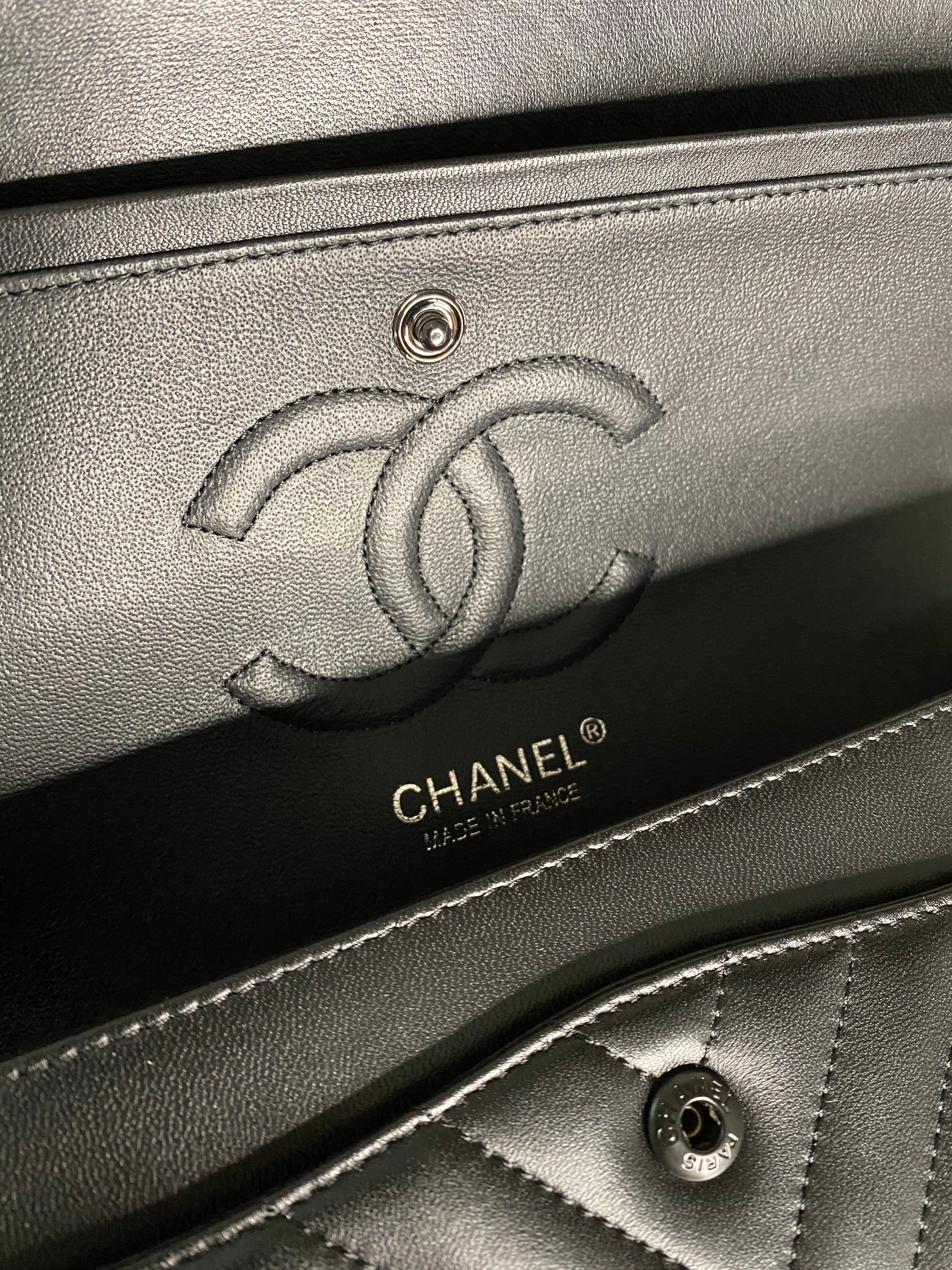 [TOP] CHANEL Classic Flap Bag Chevron Lambskin Medium 25.5cm – All Black