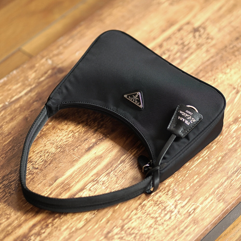 [TOP] PRADA Re-Edition 2000 Bag Hobo Nylon - Black