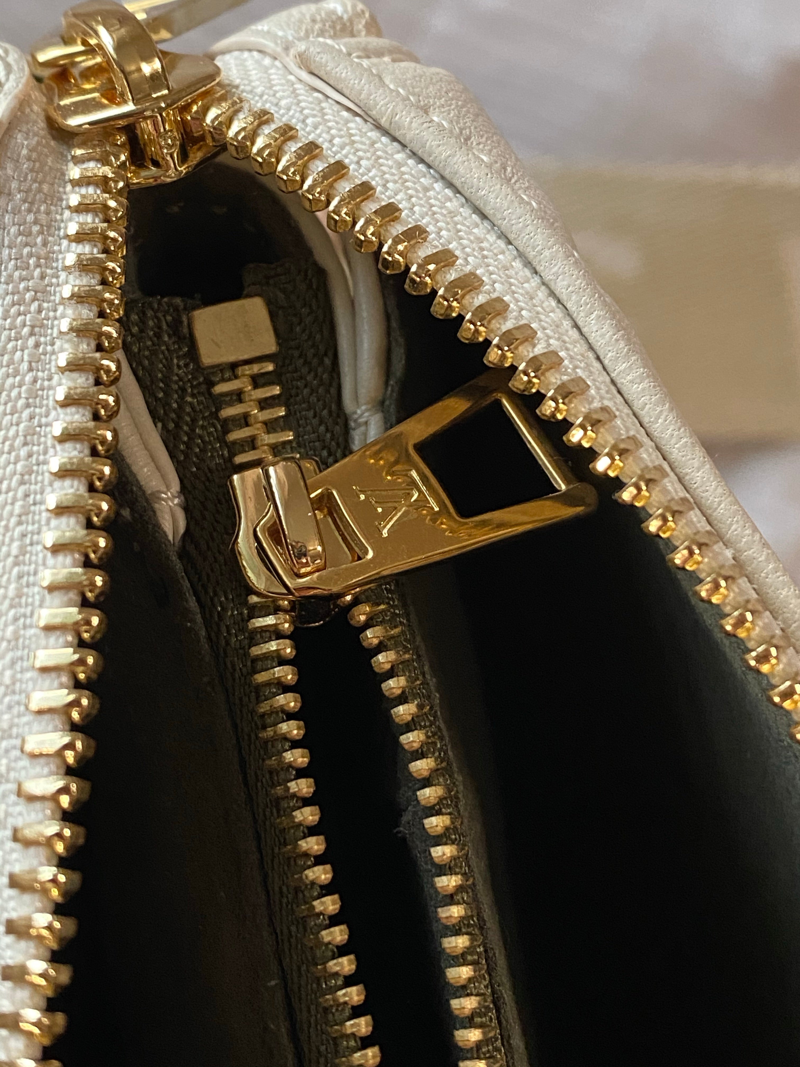 [TOP] Louis Vuitton LV Coussin 26x20x12cm - Cream