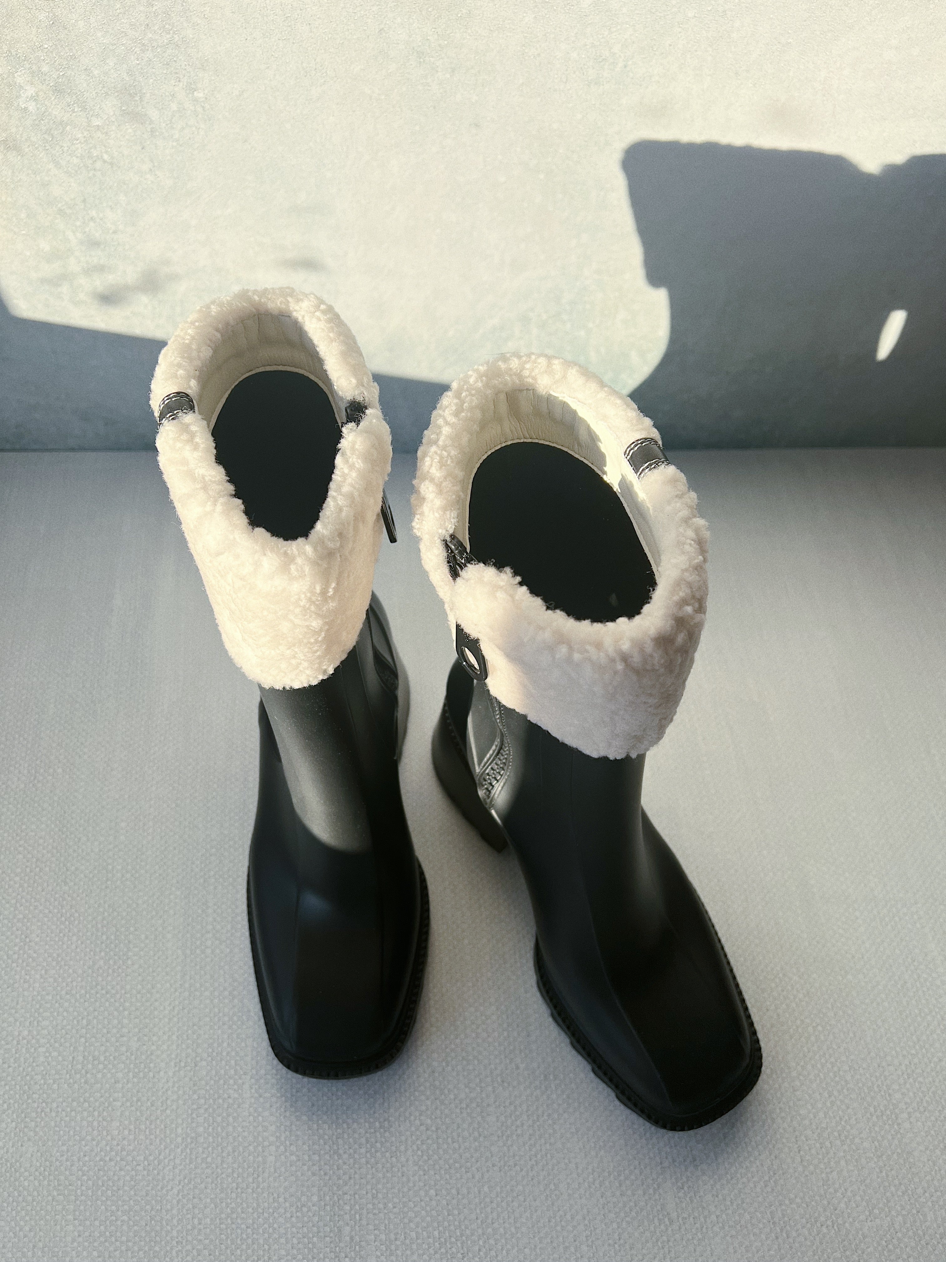 [TOP] Chloe Shearling Cuff Rain Boots - Black