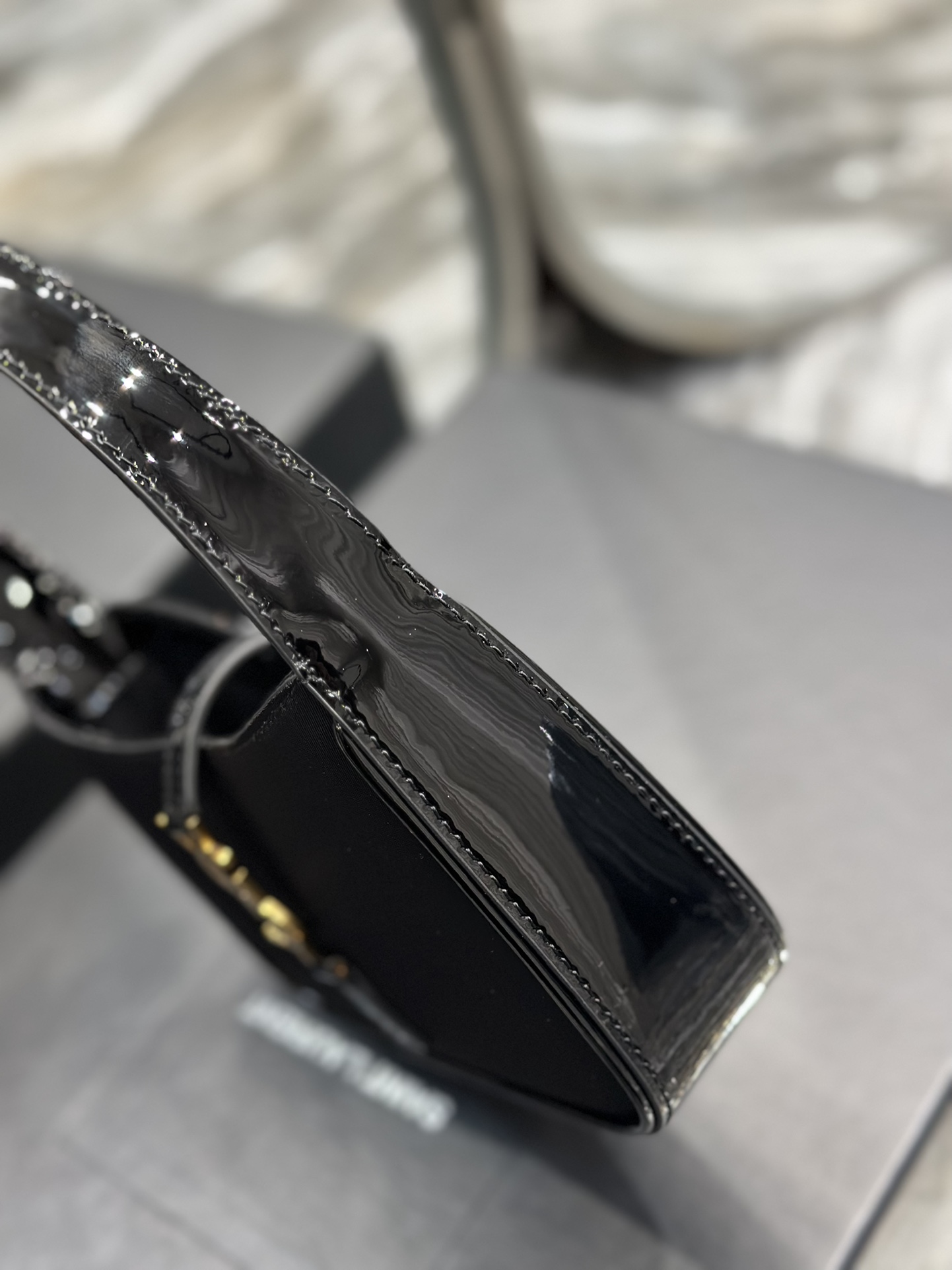 [TOP] Yves Saint Laurent YSL LE 5A7 Shoulder Bag - Black&GHW