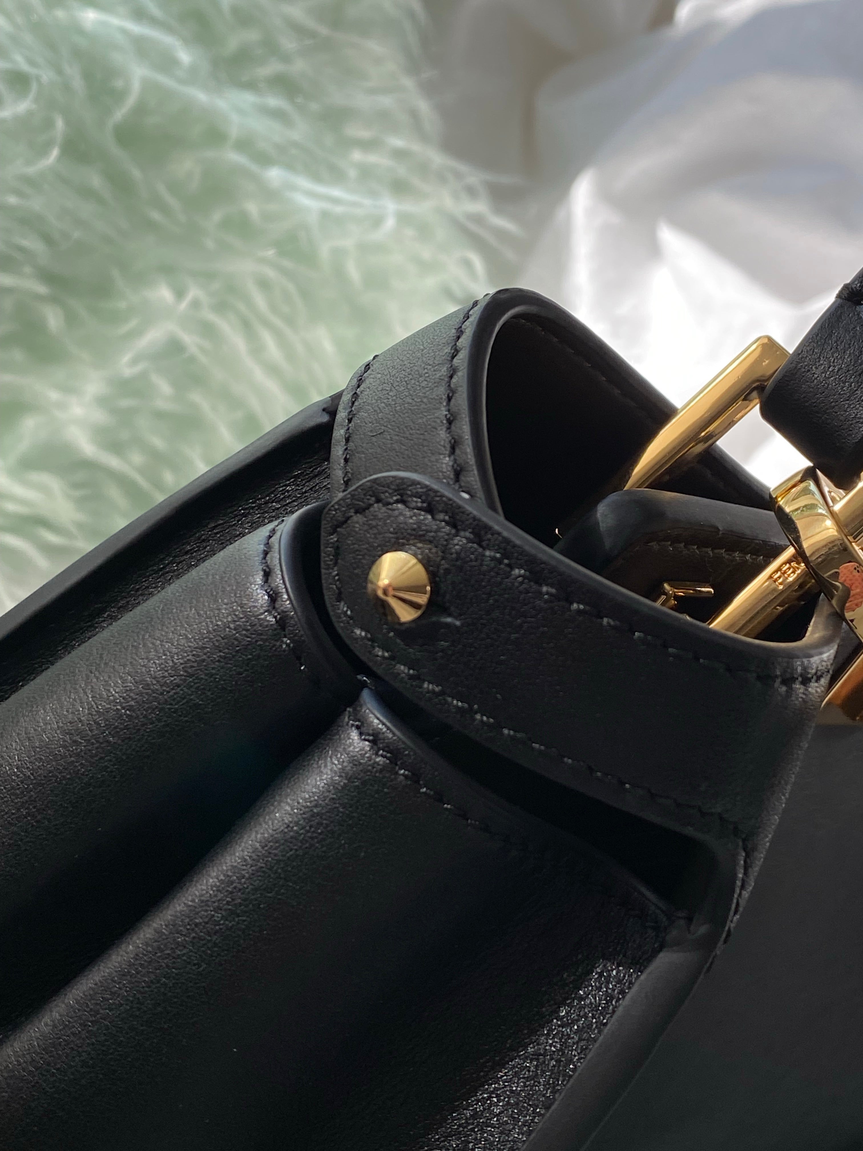 [TOP] FENDI FENDI Peekaboo Essentially - Black