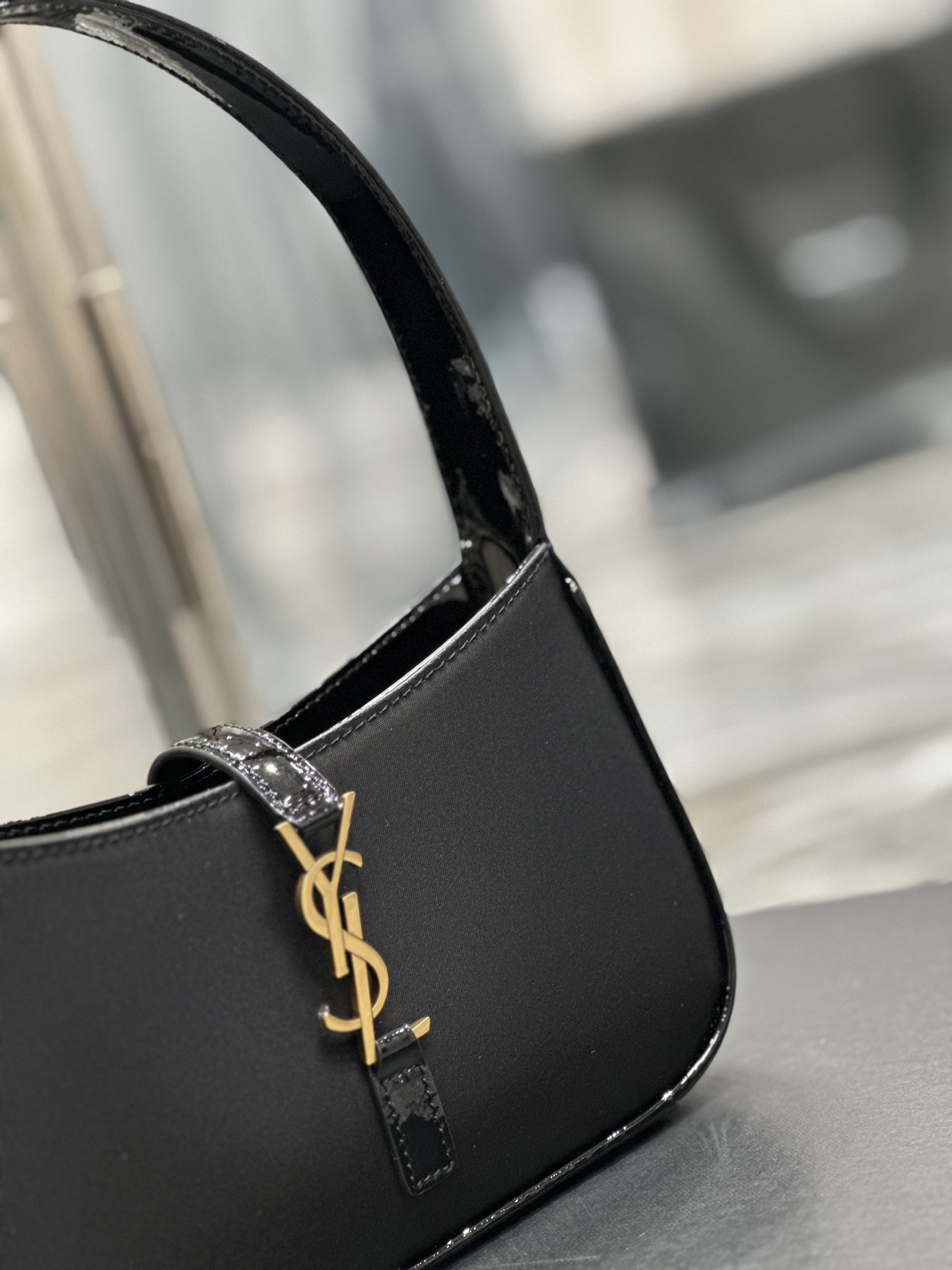 [TOP] Yves Saint Laurent YSL LE 5A7 Shoulder Bag - Black&GHW