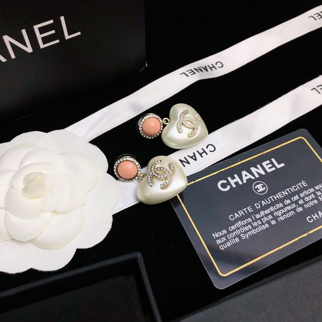 [TOP] CHANEL Hearts Pearls Gold Pink and White