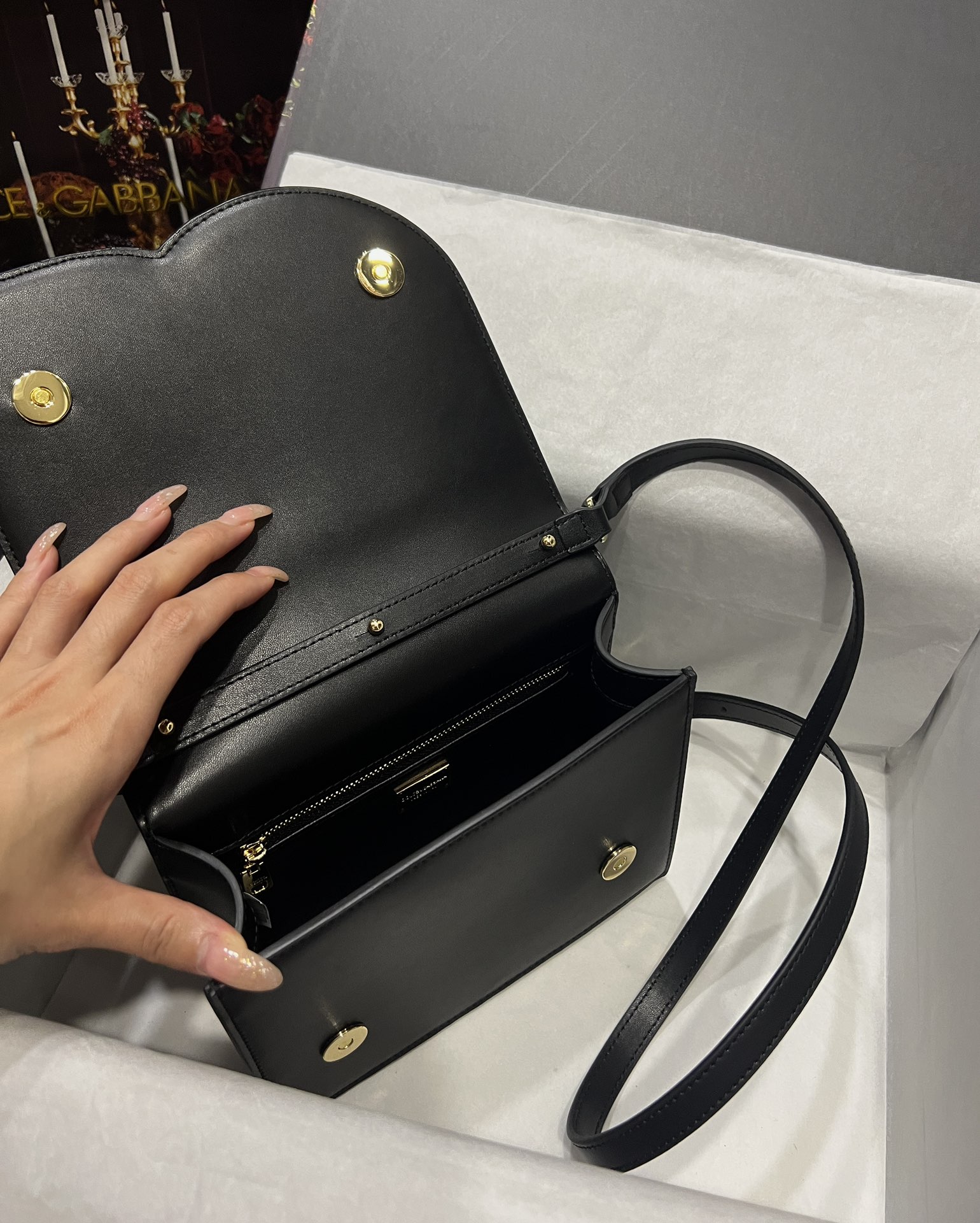 [TOP] Dolce & Gabbana D&G Calfskin DG Logo Bag 16*20*5.5cm - Black