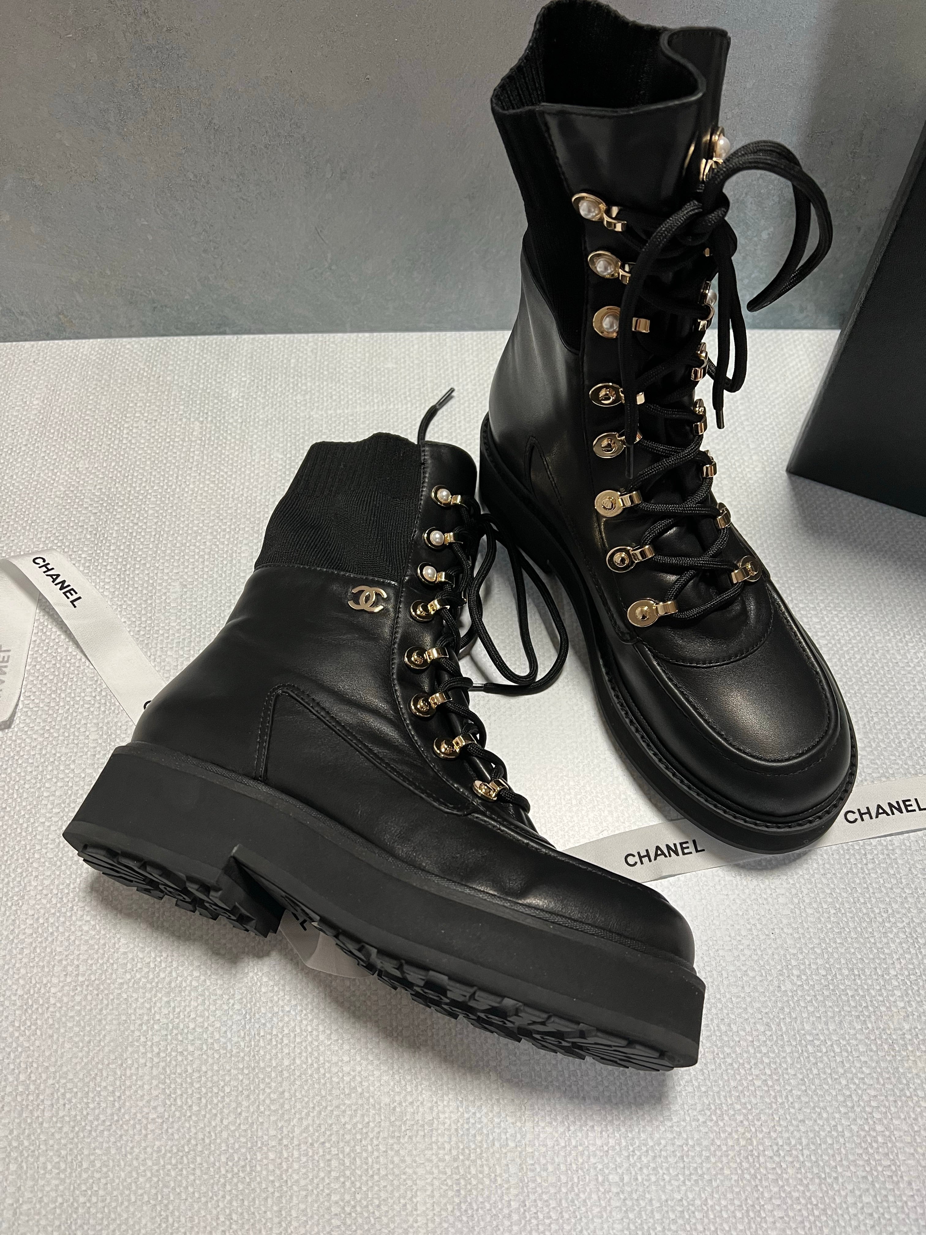 [TOP] CHANEL Icon Plain Toe Round Lace Up Casual Boots - Black