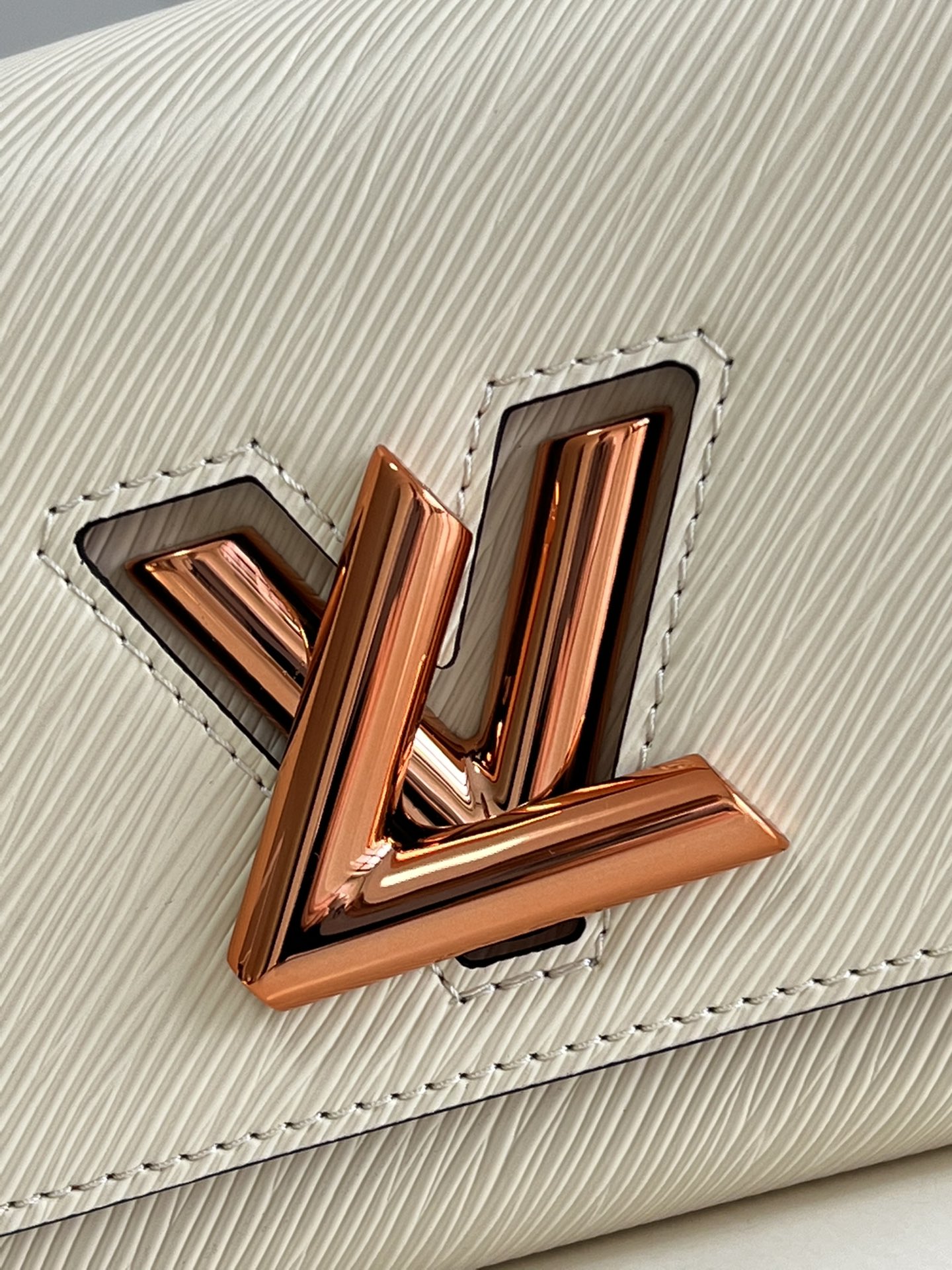 [TOP] Louis Vuitton LV  Epi Twist Bag 23 x 17 x 9.5 cm-White