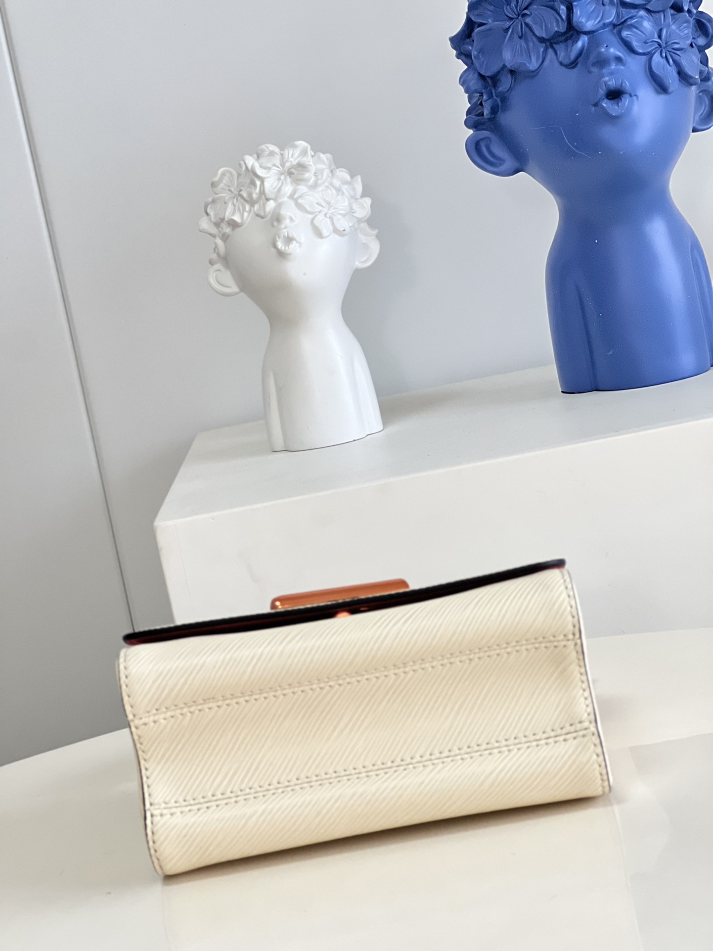 [TOP] Louis Vuitton LV  Epi Twist Bag 23 x 17 x 9.5 cm-White