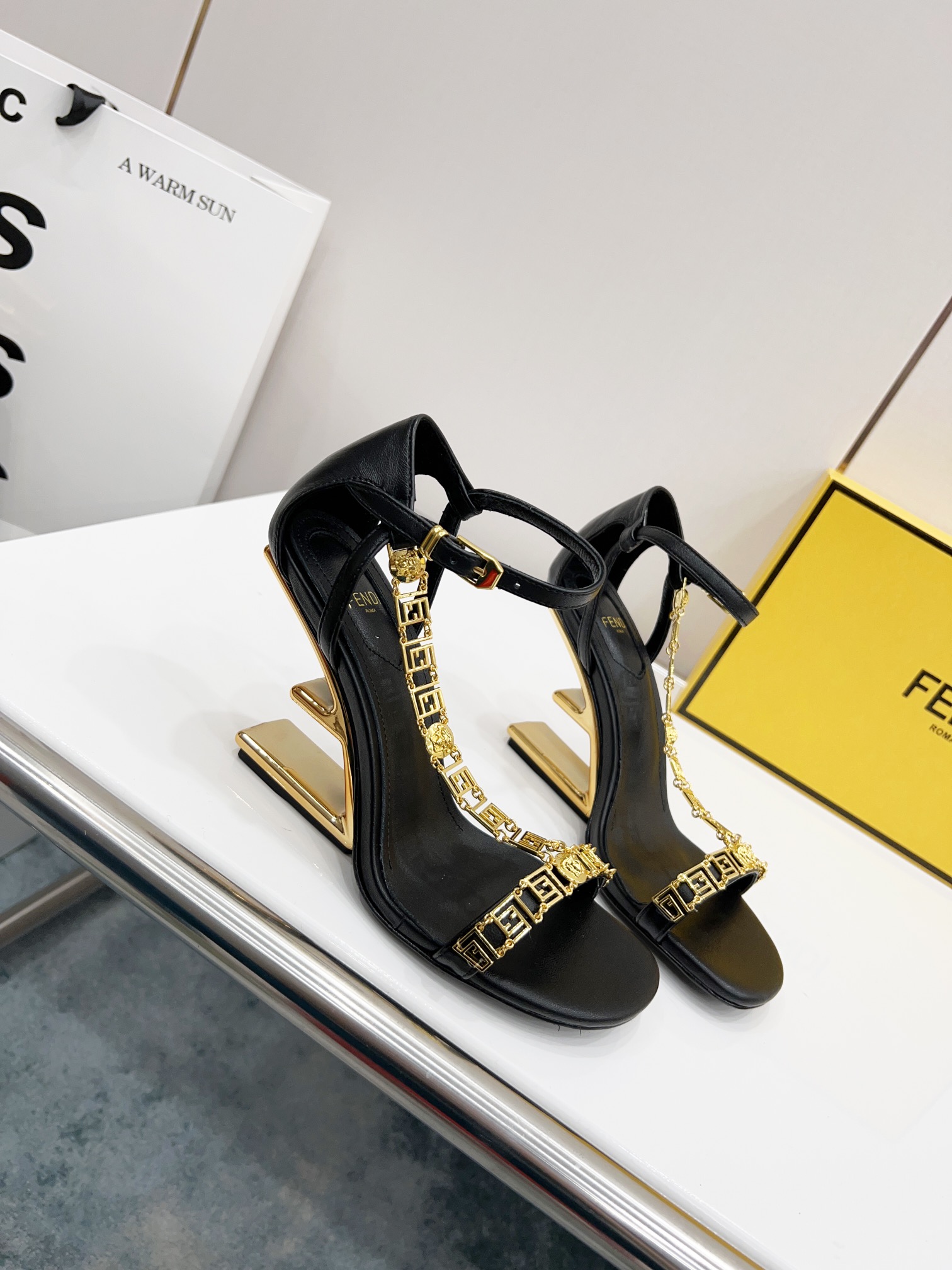 [TOP] FENDI First High Heel - Black