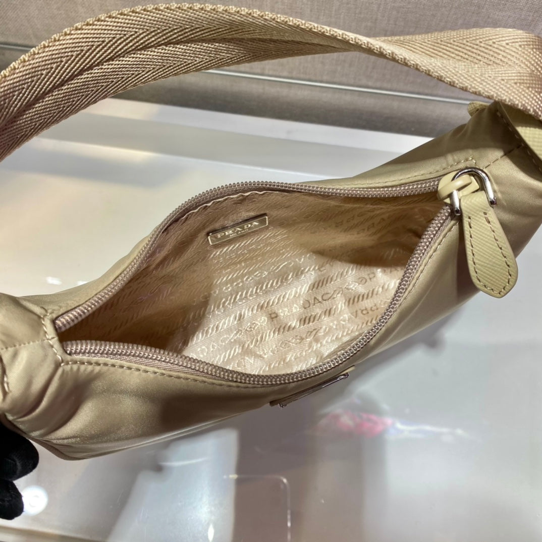 [TOP] PRADA Re-Edition Bag Hobo Nylon - Desert Beige