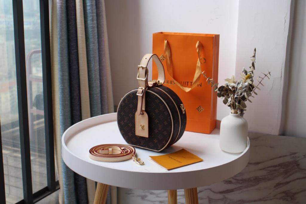 [TOP] Louis Vuitton LV £L*V Monogram Petit Boite Chapeau 17.5x16.5x7.5cm- Cream Leather