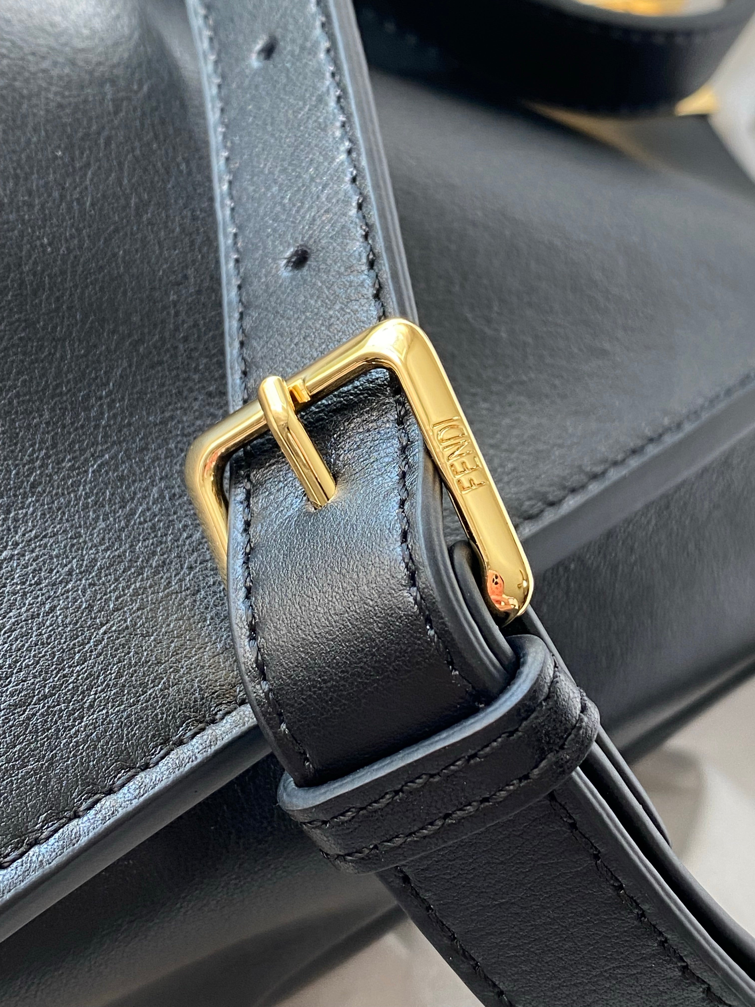 [TOP] FENDI FENDI Peekaboo Essentially - Black