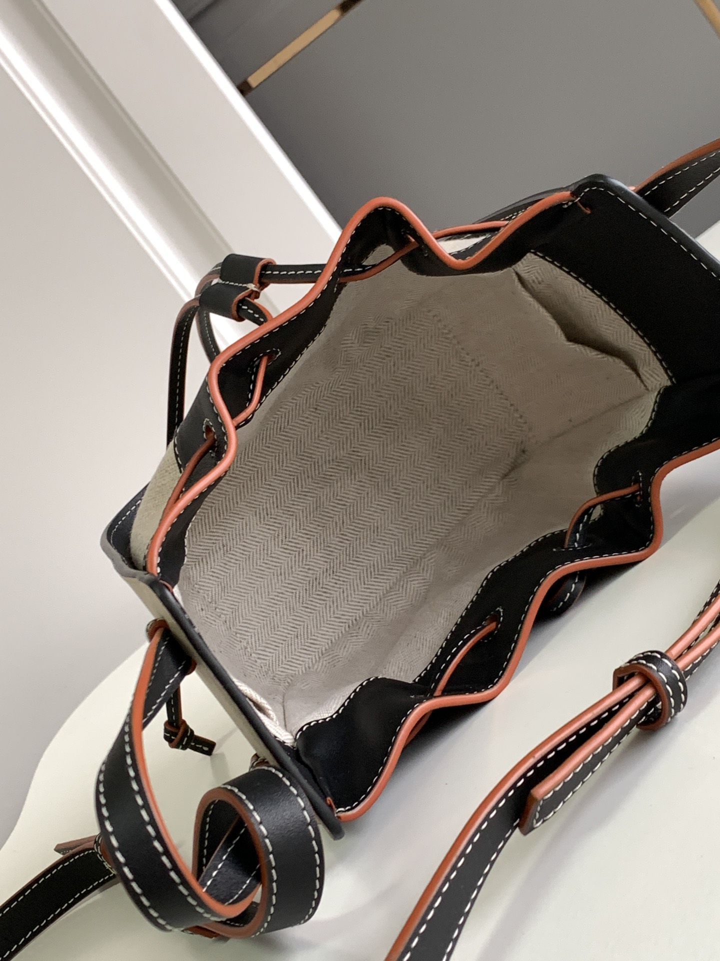 [TOP] LOEWE Calfskin Hammock Bag 19*11*17cm - Black White