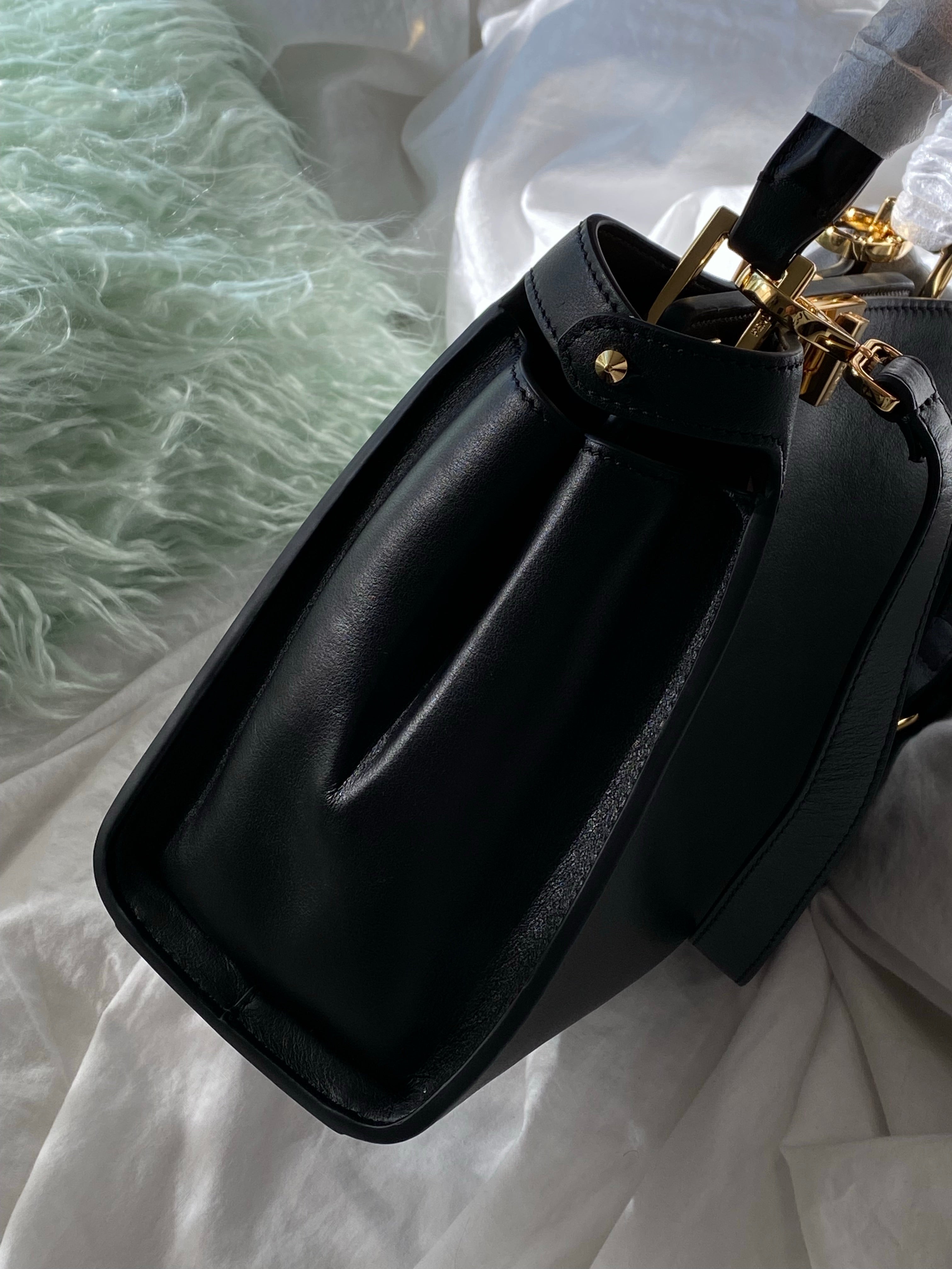 [TOP] FENDI FENDI Peekaboo Essentially - Black