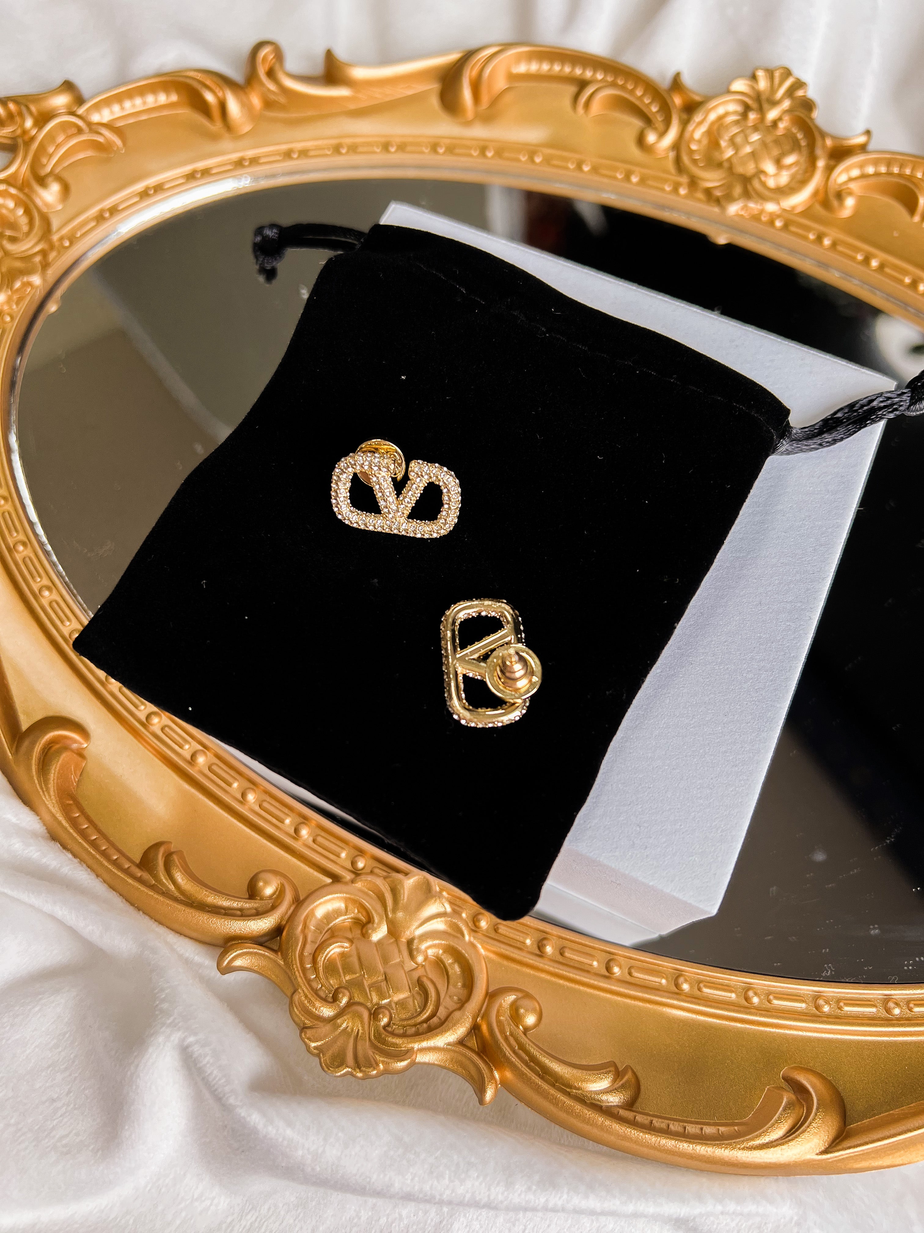 [TOP] VALENTINO  V Stud Earrings w Crystal - Gold