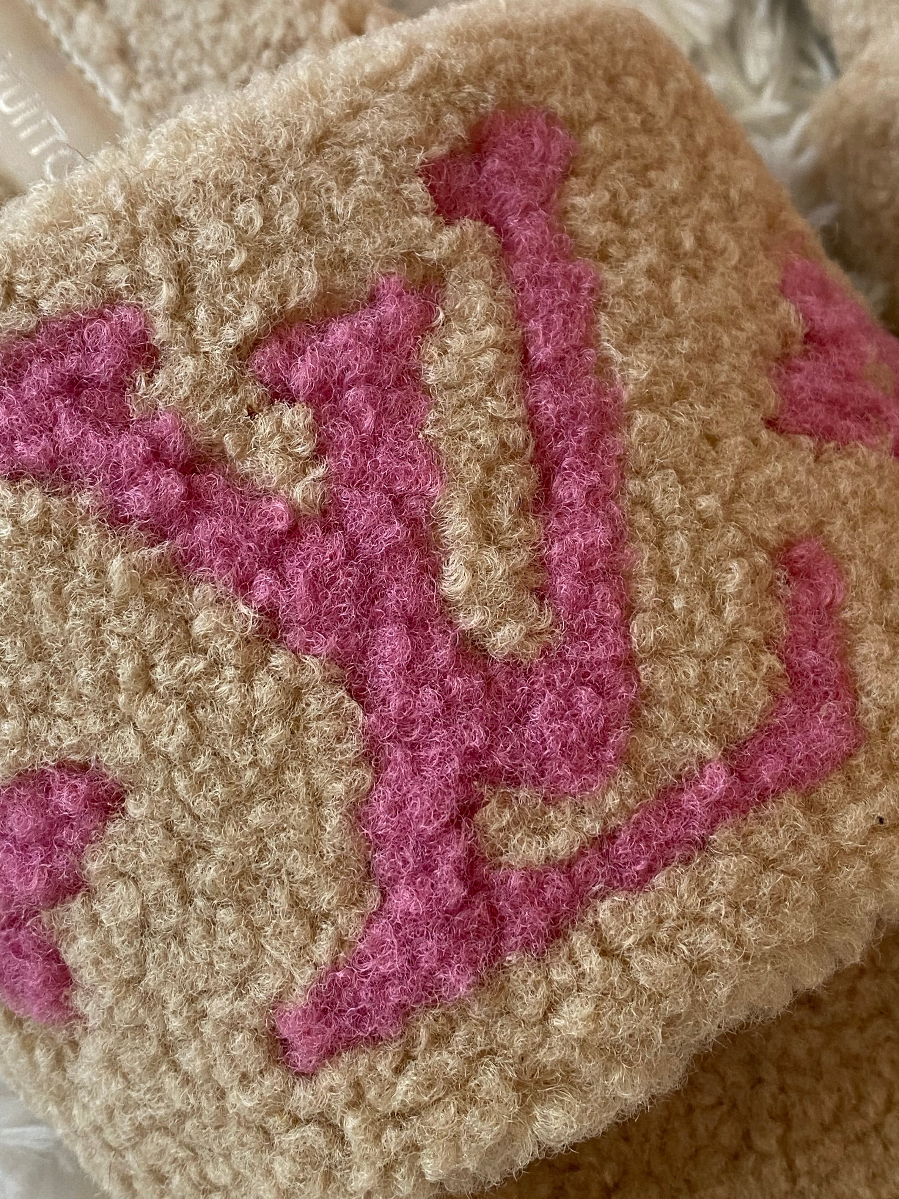 [TOP] Louis Vuitton LV £V Shearling Mules - Beige + Pink