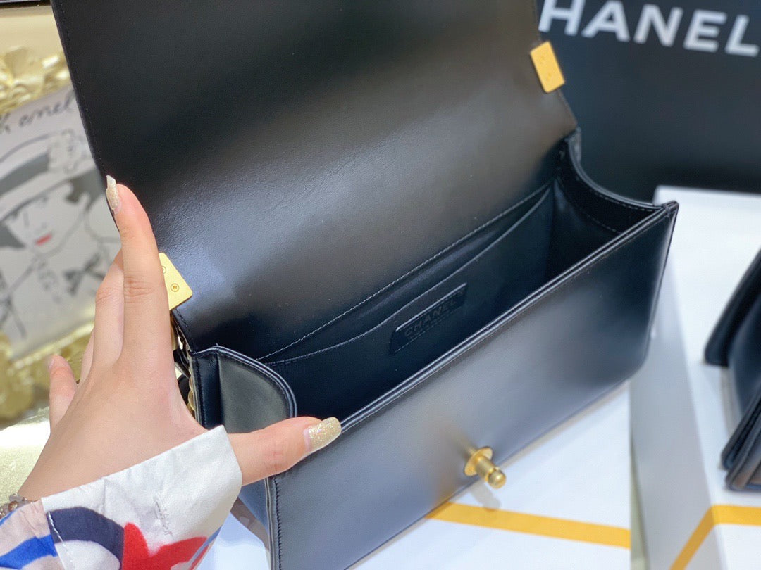 [TOP] CHANEL Le Boy Bag Smooth Leather Medium 25cm - Black & GHW