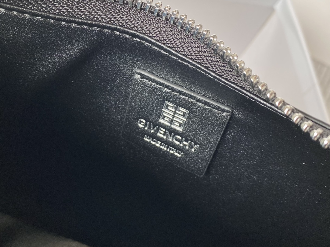 [Top] GIVENCHY Moon Cut Underarm Bag 25*7*12cm/30*8*20cm - Black