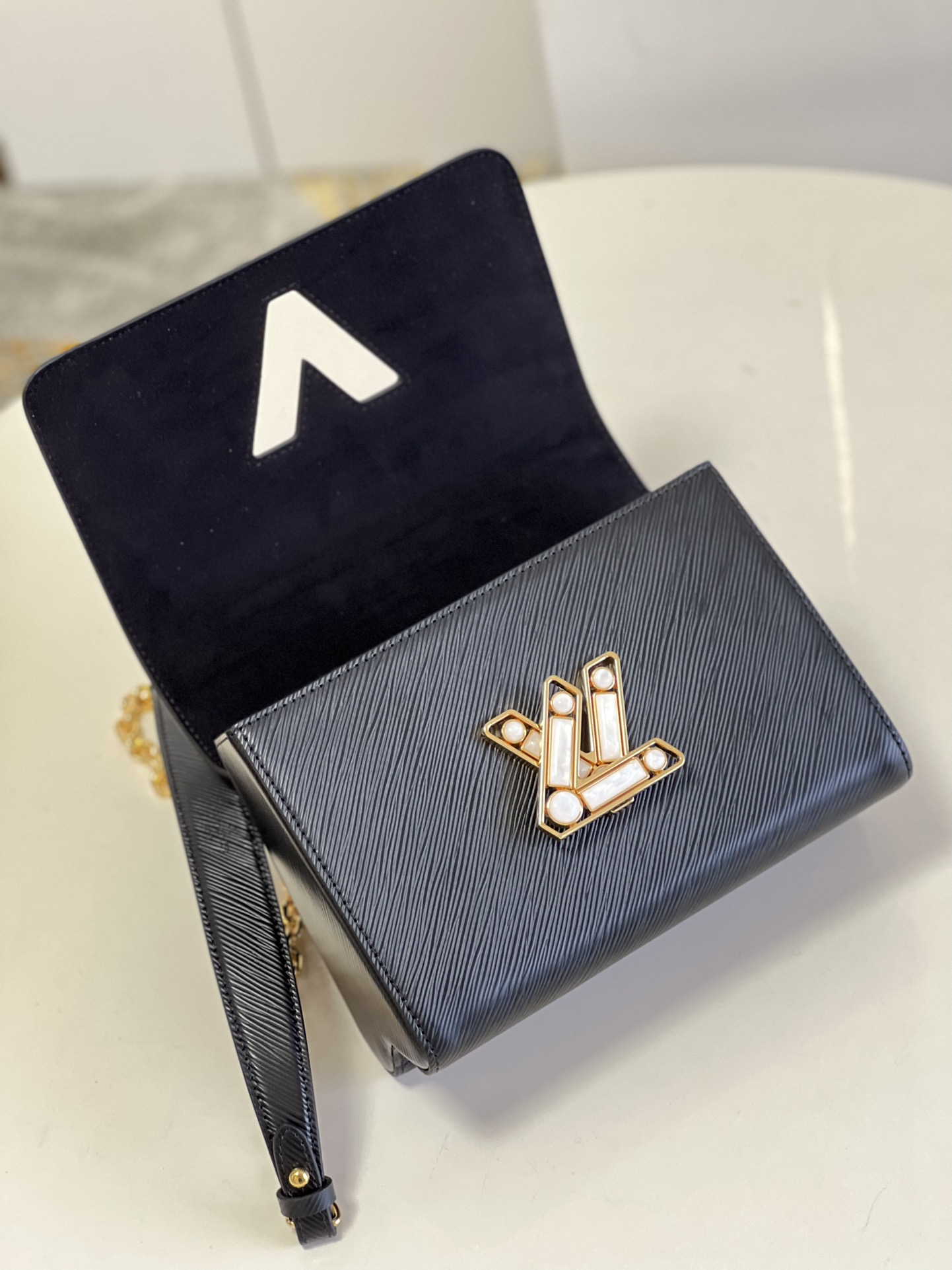 [TOP] Louis Vuitton LV  Epi Twist Bag 23 x 17 x 9.5 cm-Black