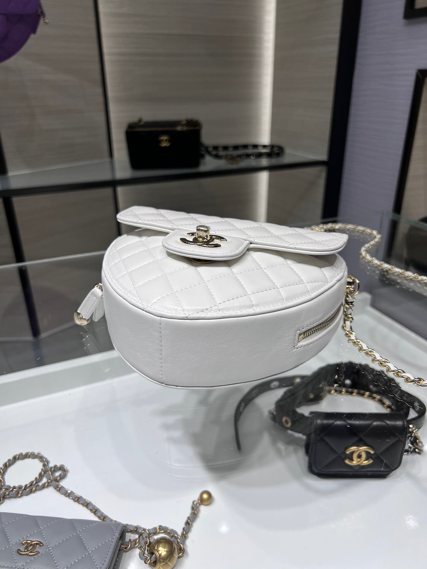 [TOP] CHANEL Heart Bag Large 16.5x18x6.5cm - White & GHW