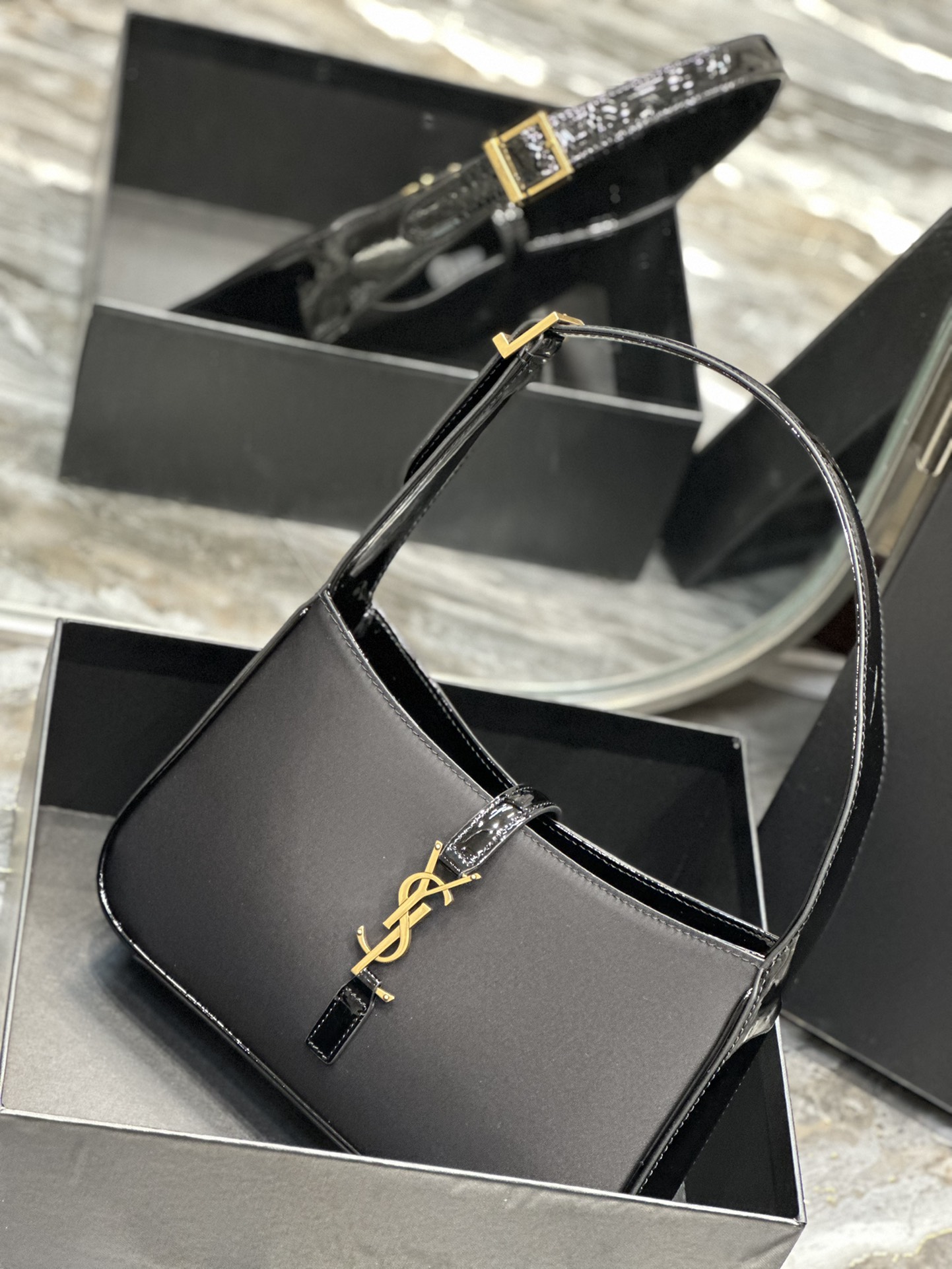 [TOP] Yves Saint Laurent YSL LE 5A7 Shoulder Bag - Black&GHW
