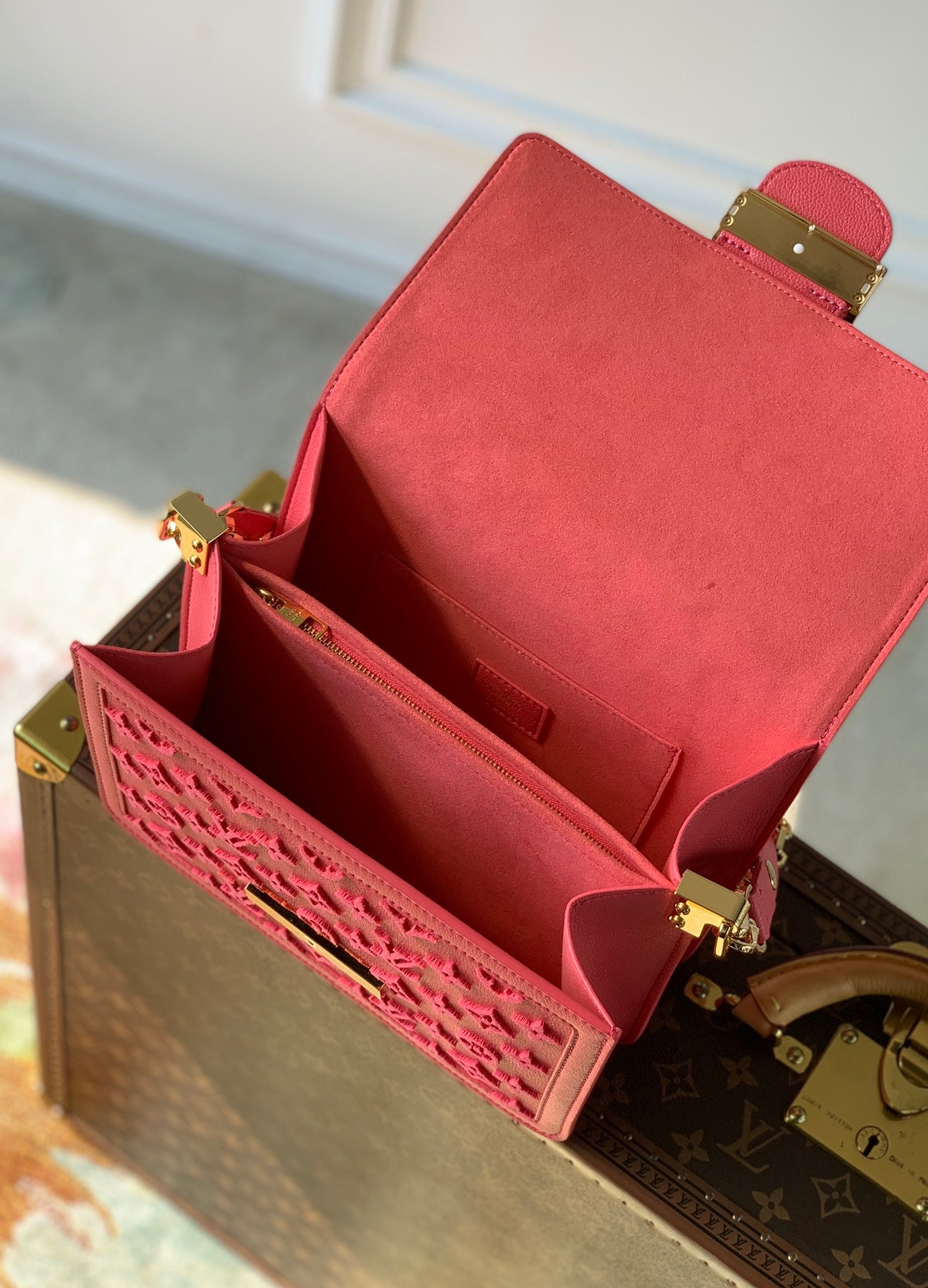 [TOP] Louis Vuitton LV L*V Dauphine Tufted Monogram MM 25x17x10.5 cm- Rose Fluo