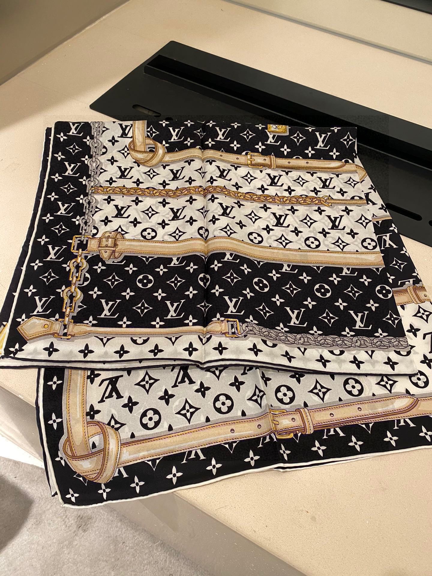 [TOP] Louis Vuitton LV L*V Silk Square Scarf