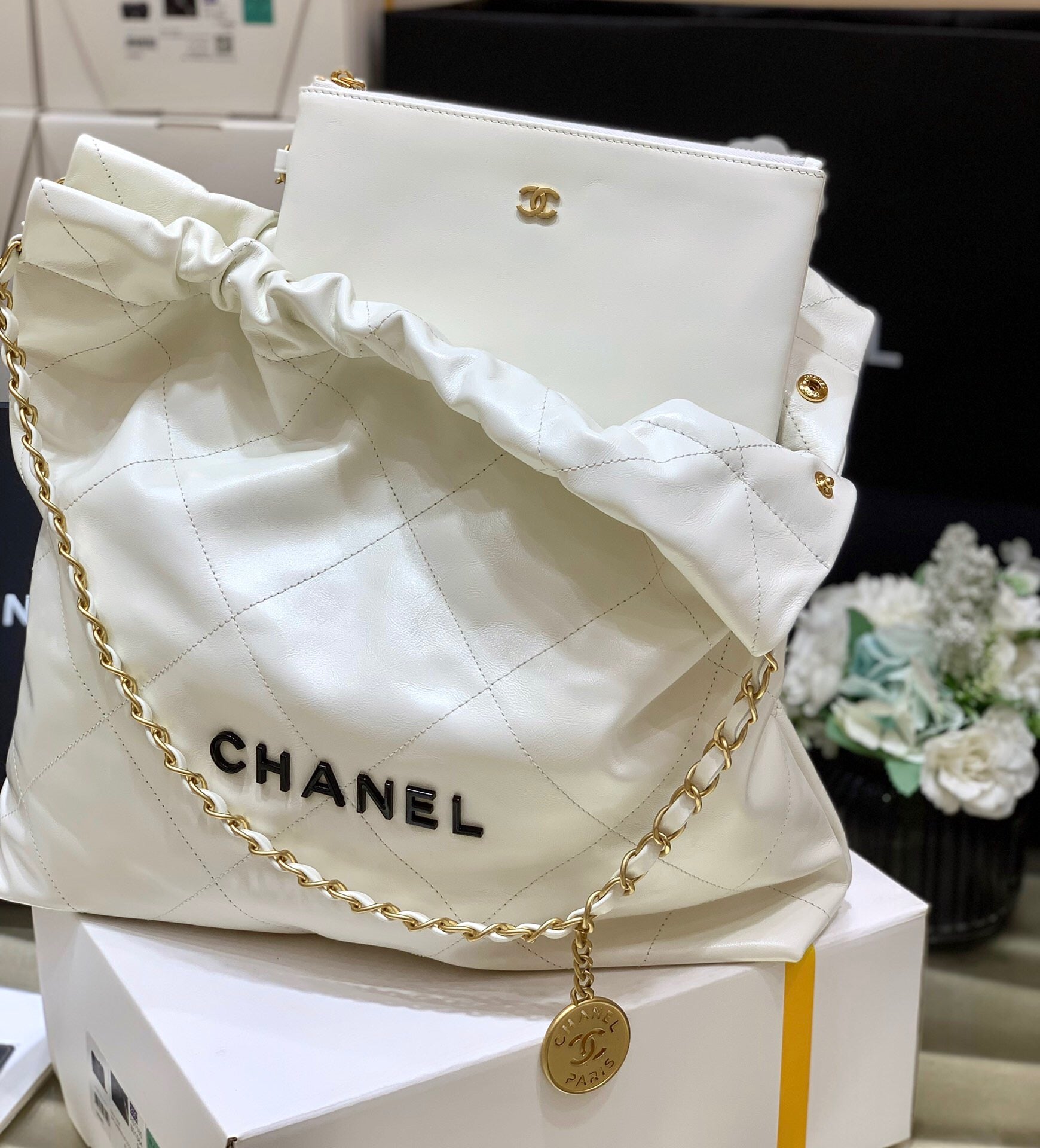 [TOP] CHANEL 22 Bag Small 35cm - White & GHW