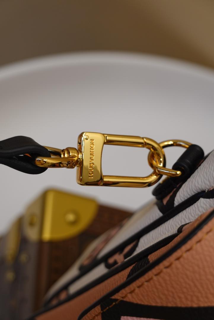 [TOP] Louis Vuitton LV £V Pochette Metis 25X19X7cm- Art Print