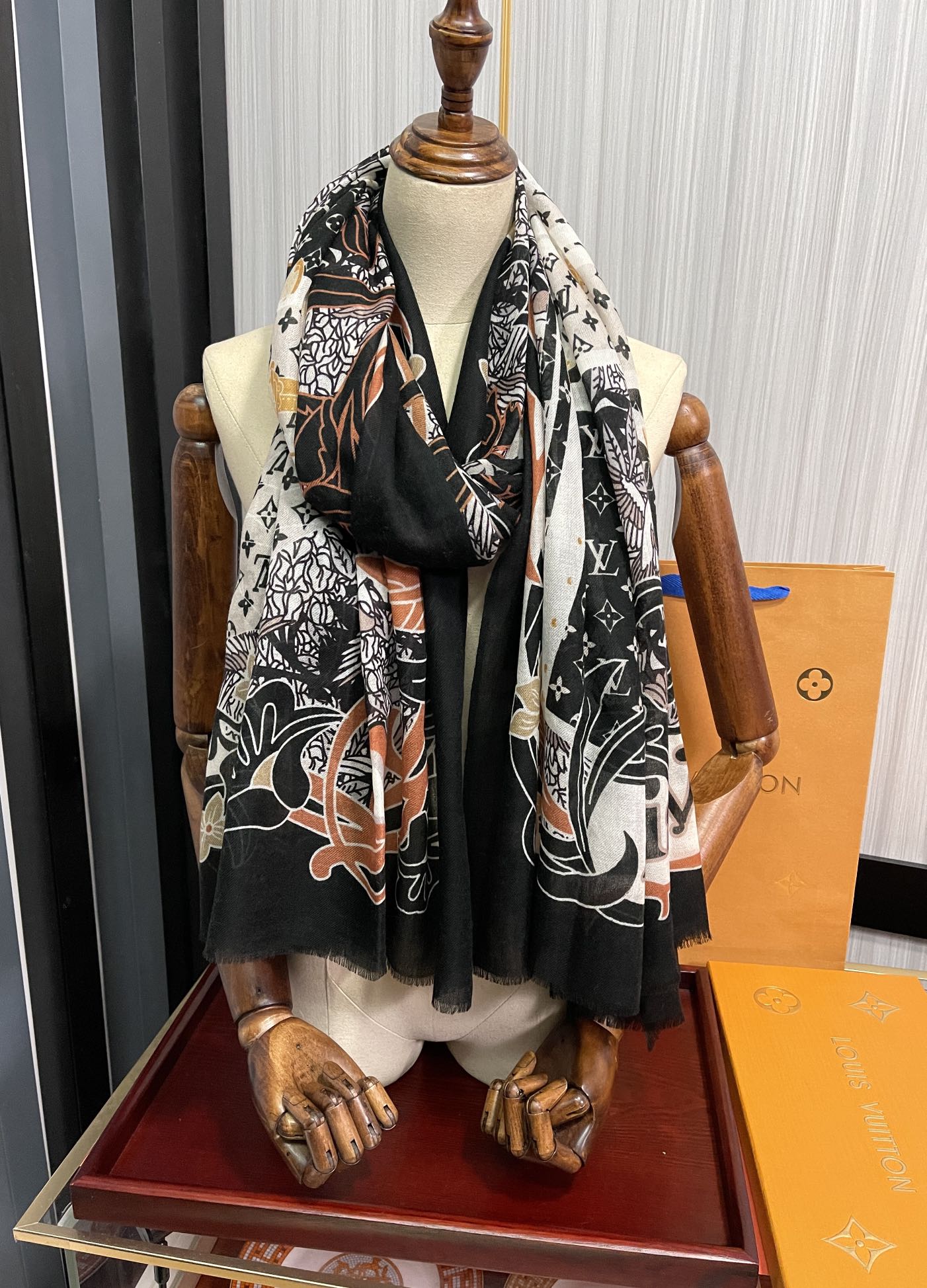 [TOP] Louis Vuitton LV L*V Cashmere Scarf