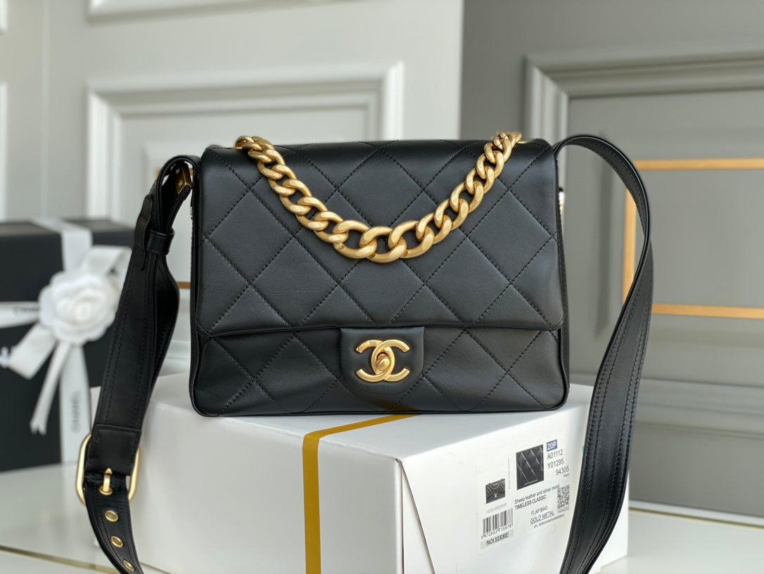 [TOP] CHANEL Hobo Flap Bag - Black & GHW